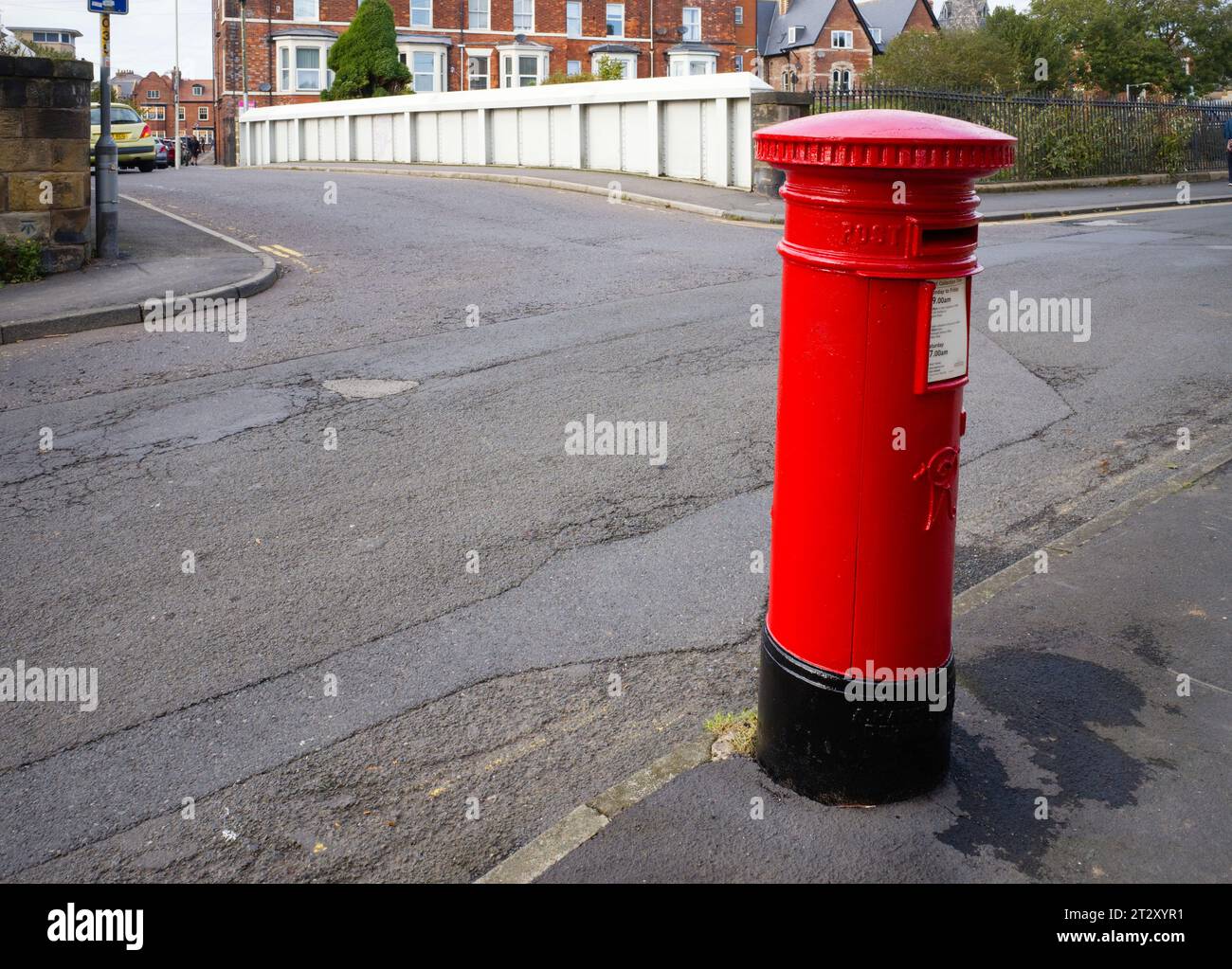 Una stravagante cassetta delle lettere in stile vittoriano a Westwood, Scarborough, realizzata da Andrew Handyside & Co Foto Stock