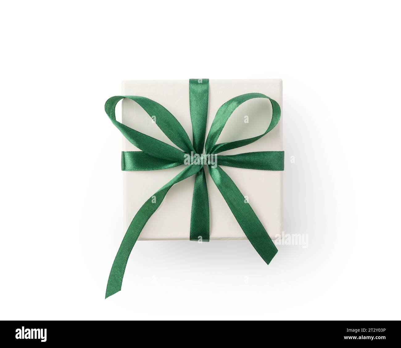 Vista dall'alto della confezione regalo con fiocco a nastro verde isolato su sfondo bianco Foto Stock