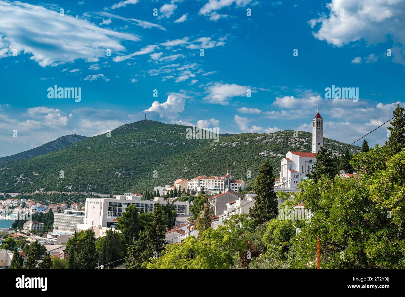 Vista della città bosniaca di Neum in estate con la chiesa cattolica Crkva svetog Ivana Foto Stock