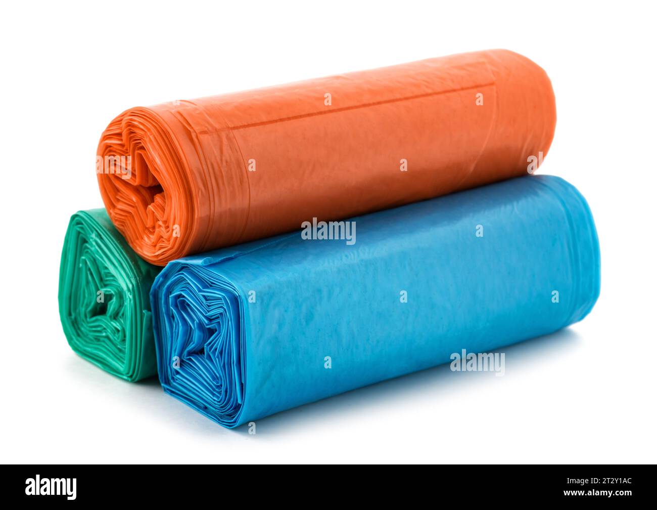 Rotoli di monouso sacchetti cestino isolato su sfondo bianco Foto Stock