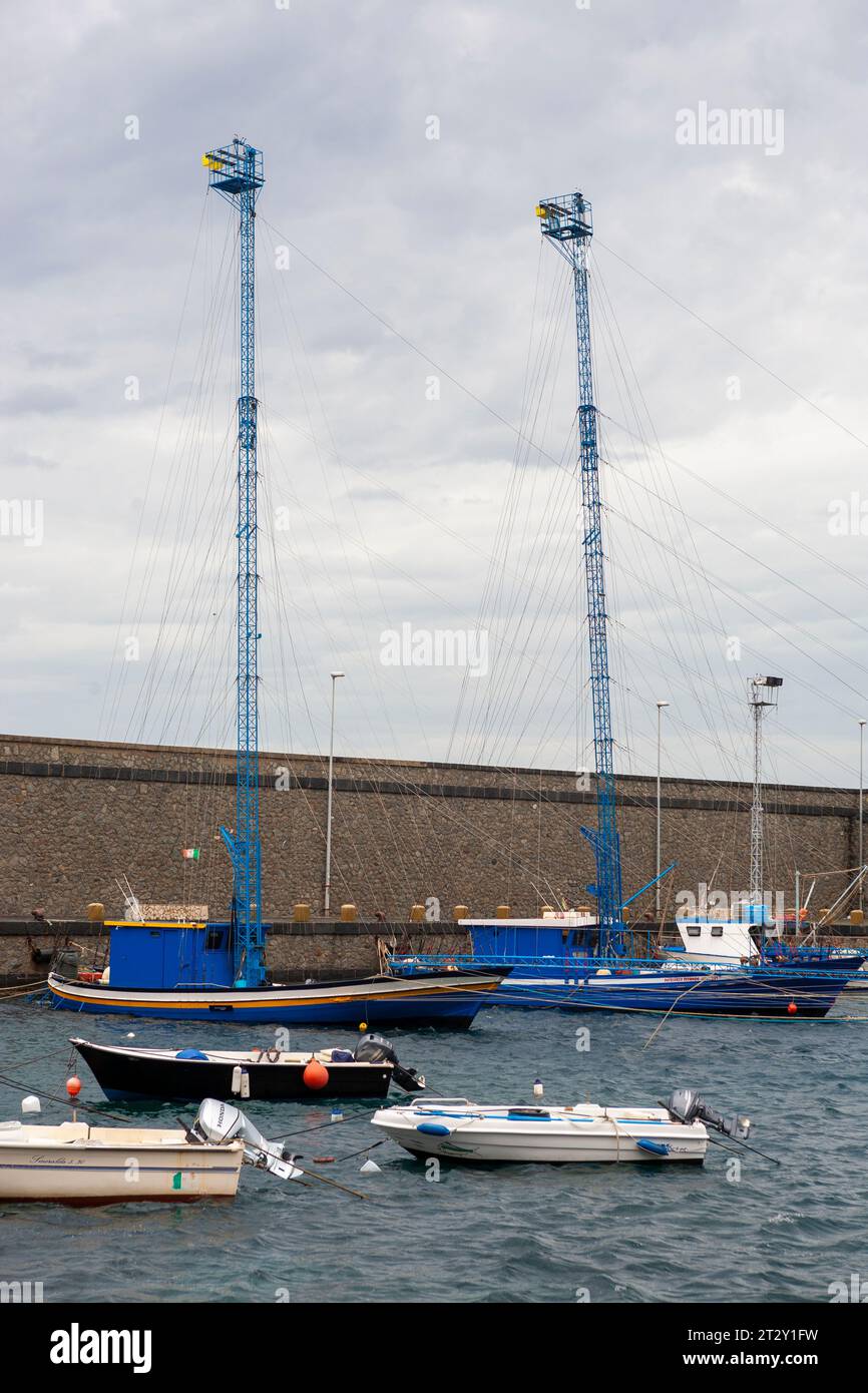 Il porticciolo di Scilla, Calabria, Italia meridionale, con due caratteristici pescherecci a spada (passarelle o spadara) ormeggiati al molo Foto Stock