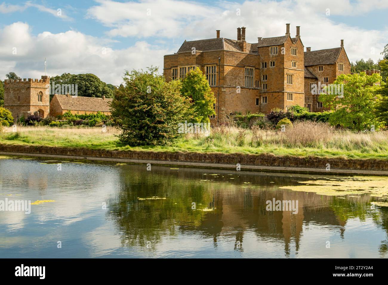 The Moat and Broughton Castle, Banbury, Oxfordshire, Inghilterra Foto Stock