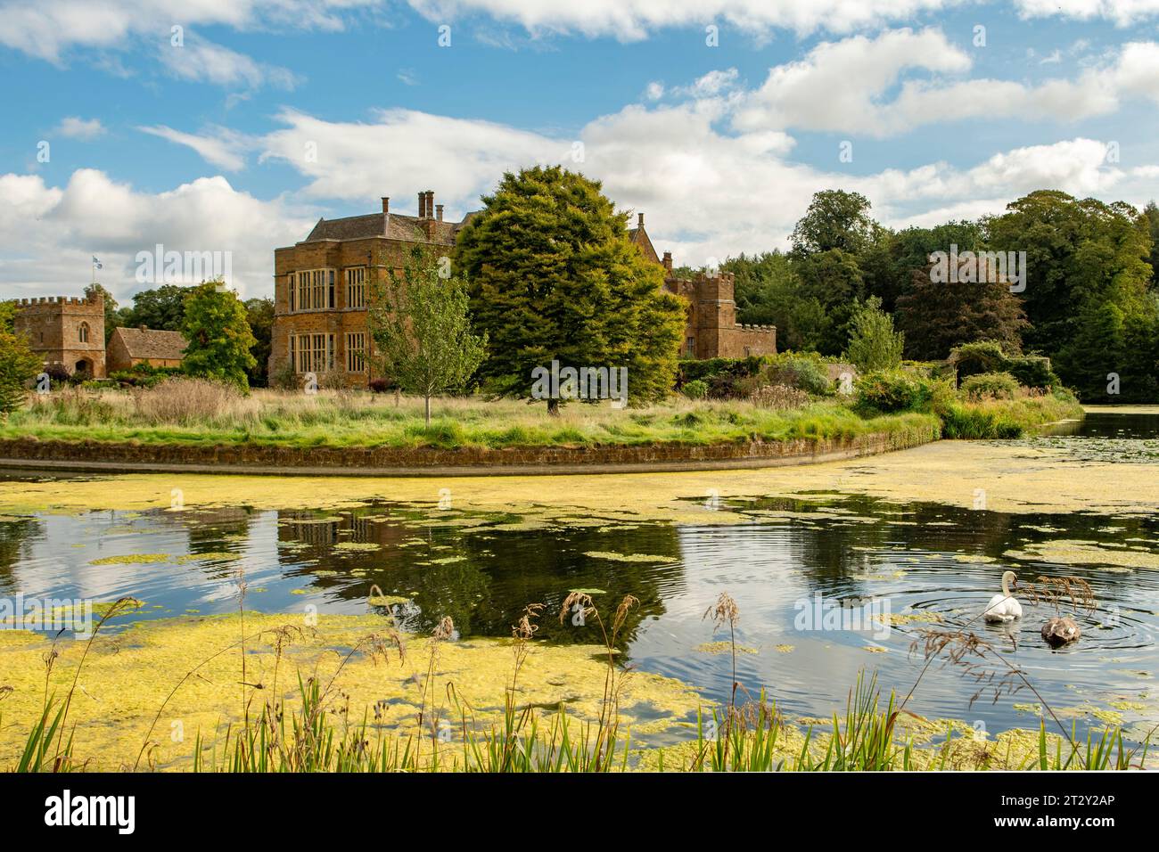 The Moat at Broughton Castle, Banbury, Oxfordshire, Inghilterra Foto Stock