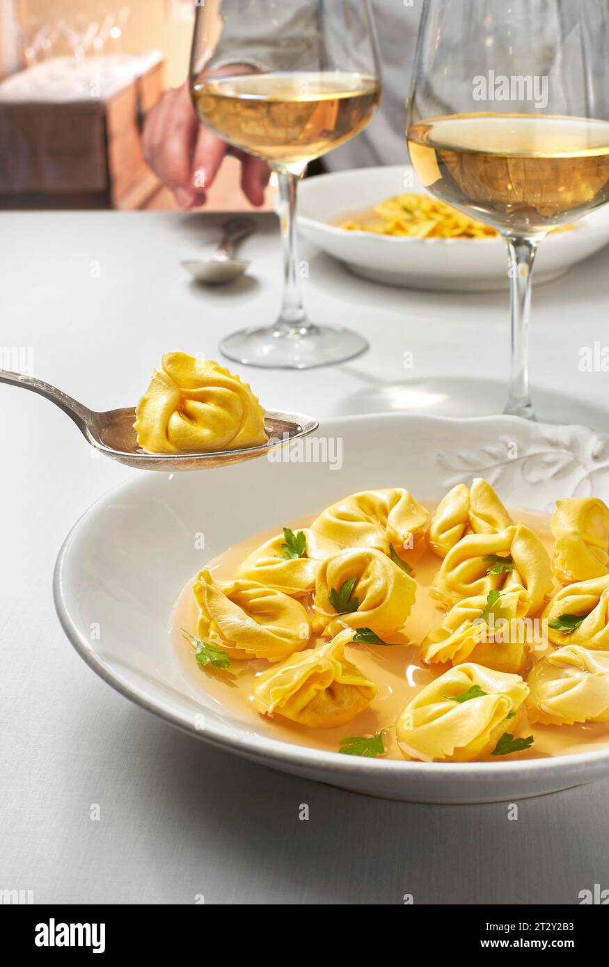Tortellini in brodo, piatto tipico della tradizione culinaria delle regioni settentrionali d'Italia. Foto Stock