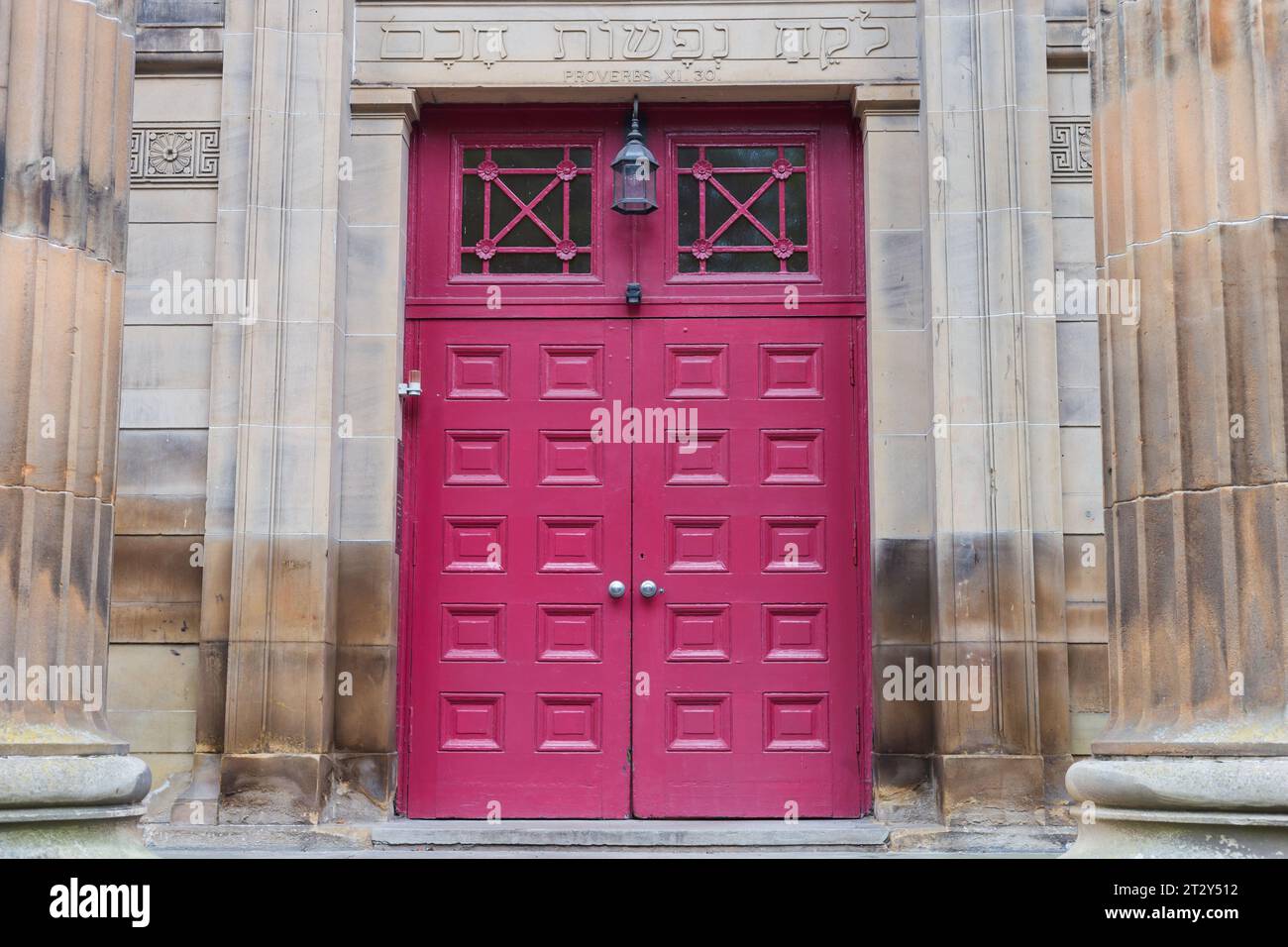 Le porte di una sinagoga a Glasgow, in Scozia Foto Stock