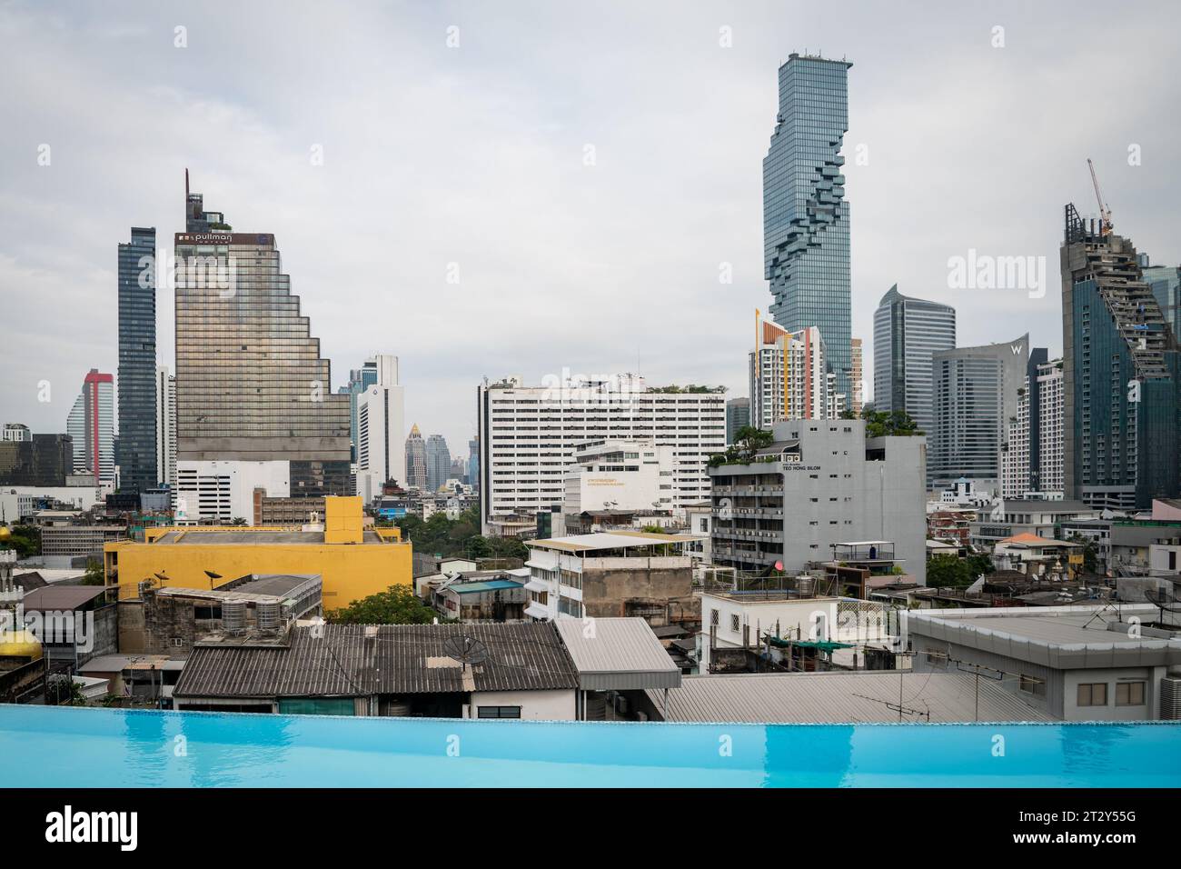 La vista dello skyline di Bangkok si affaccia sull'area di Silom e Sathorn della città e mostra il grattacielo King Power Mahanakhon in lontananza. Foto Stock