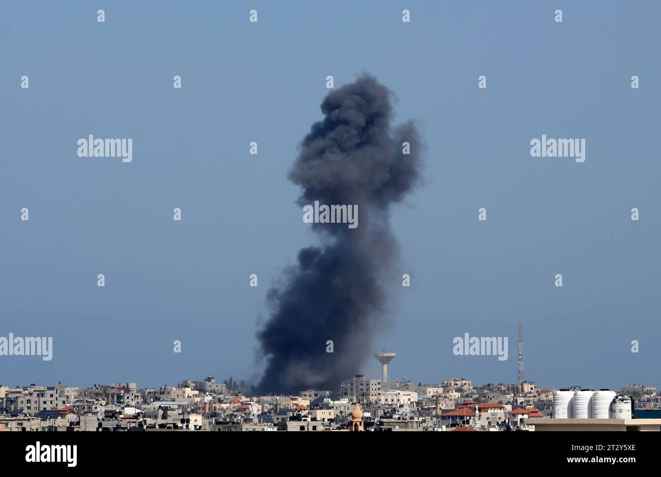 Gaza, Palestina. 21 ottobre 2023. Il fumo sale dopo un attacco aereo sulla Striscia di Gaza meridionale di Rafah City. (Foto di Ahmed Zakot/SOPA Images/Sipa USA) credito: SIPA USA/Alamy Live News Foto Stock