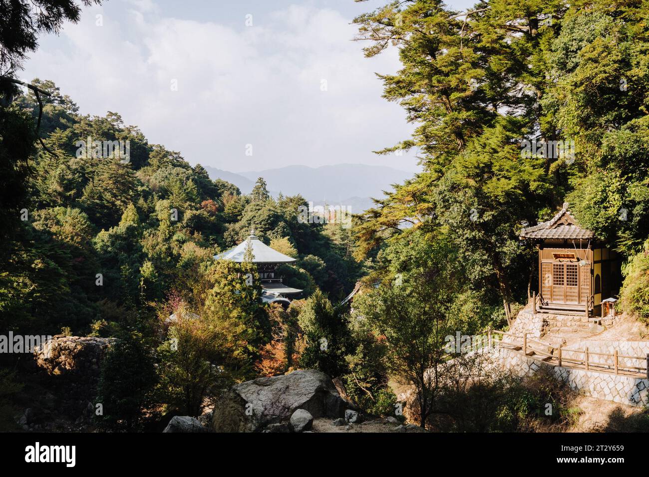 Paesaggi forestali e templi lungo il sentiero escursionistico del Monte Misen, Miyajima (Itsukushima), Giappone. Foto Stock