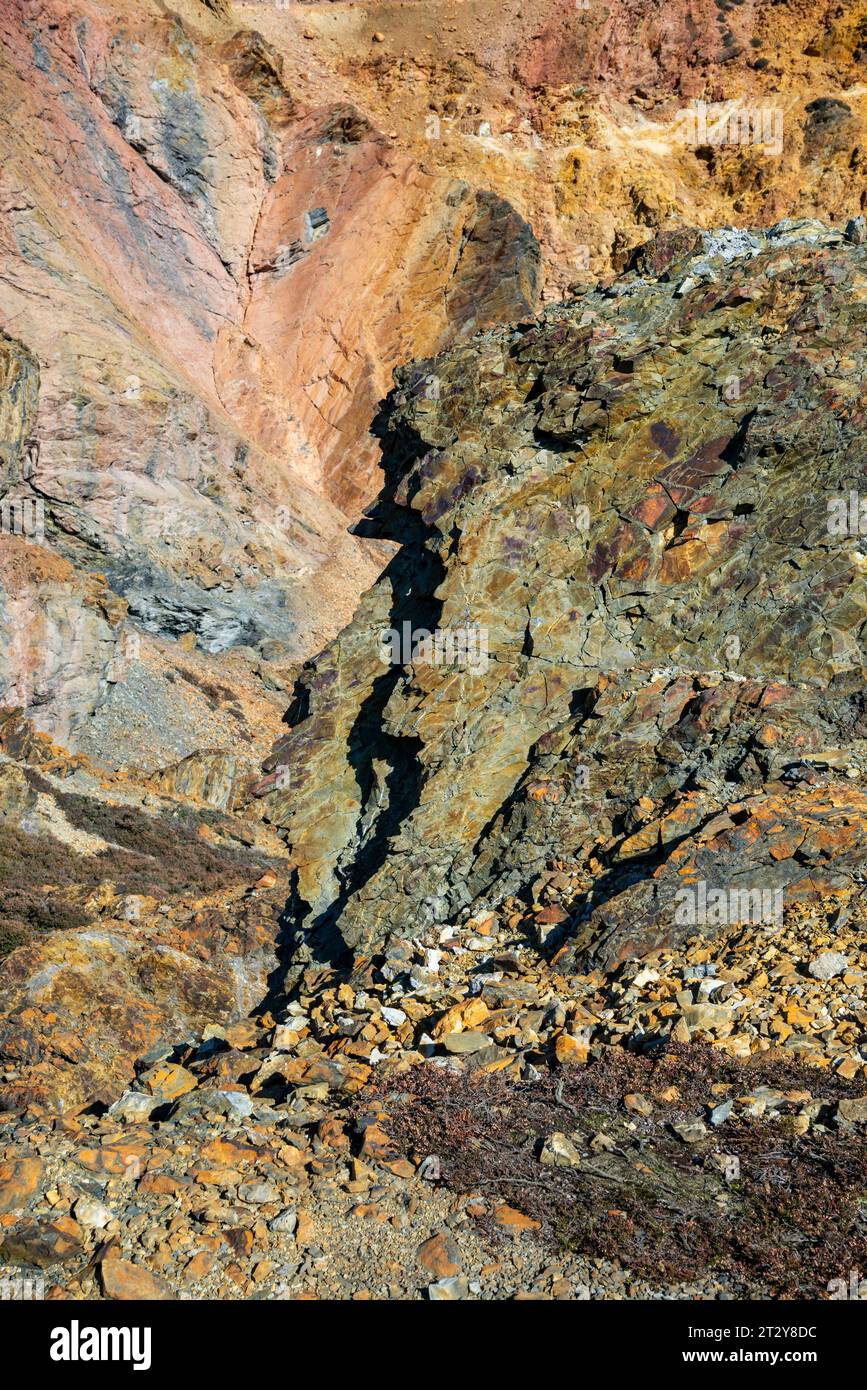 Parys Mountain Copper Mine, Amlwch, Anglesey, Galles del Nord. Un incredibile paesaggio industriale vecchio con sentieri per passeggiate intorno al sito. Foto Stock