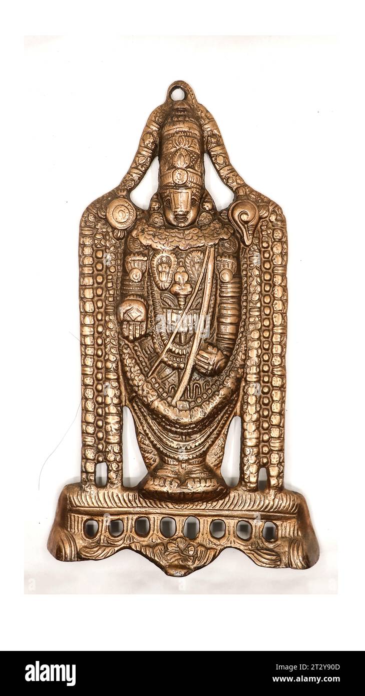 antica statua isolata di venkateshwara tirupati balaji, un idolo in rame con grandi dettagli che rappresentano il signore vishnu della religione indù Foto Stock