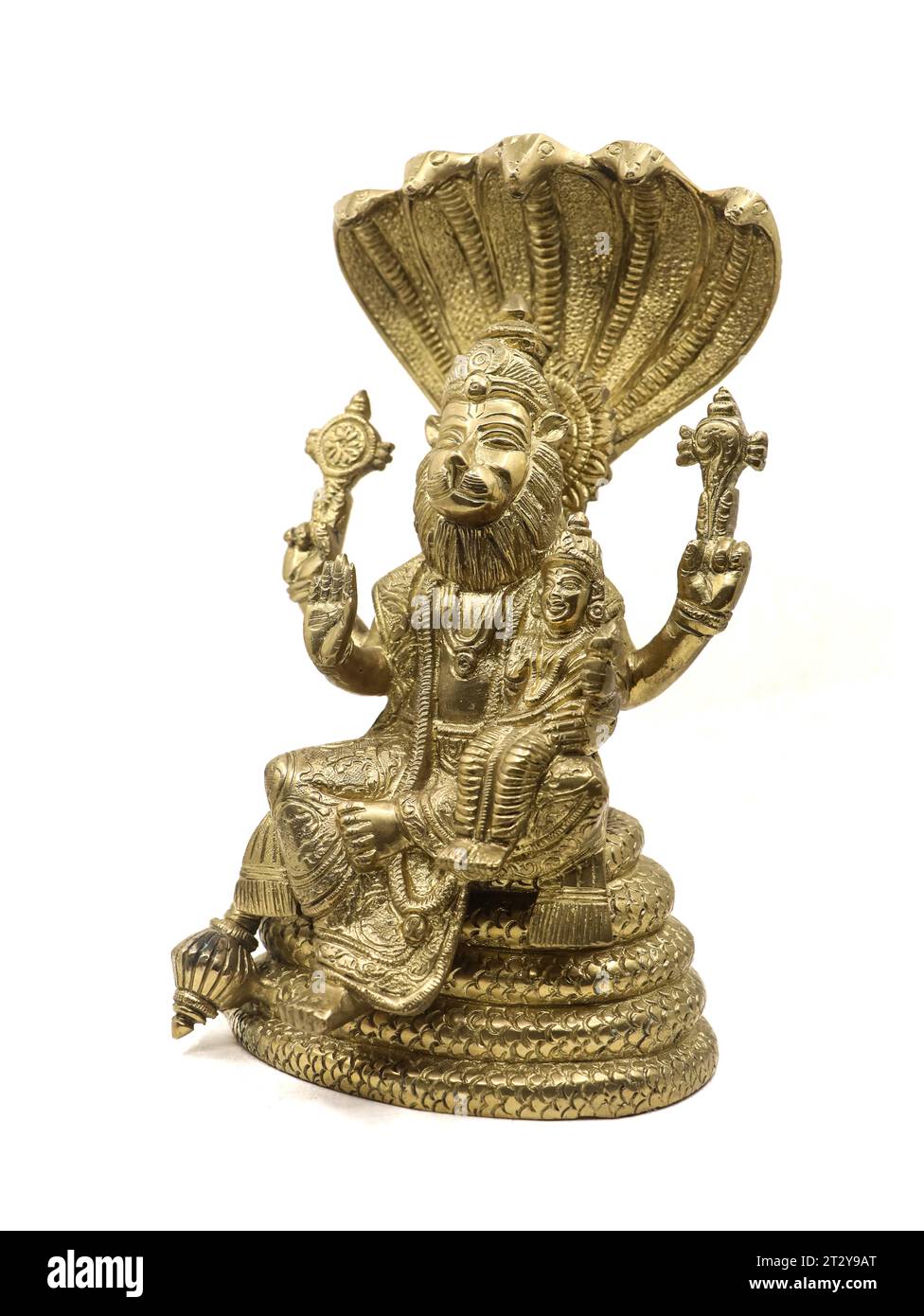 statua dorata dell'avatar del signore vishnu, leone narasimha di fronte a mani multiple seduto su un serpente con più teste accanto alla dea lakshmi, isolata Foto Stock