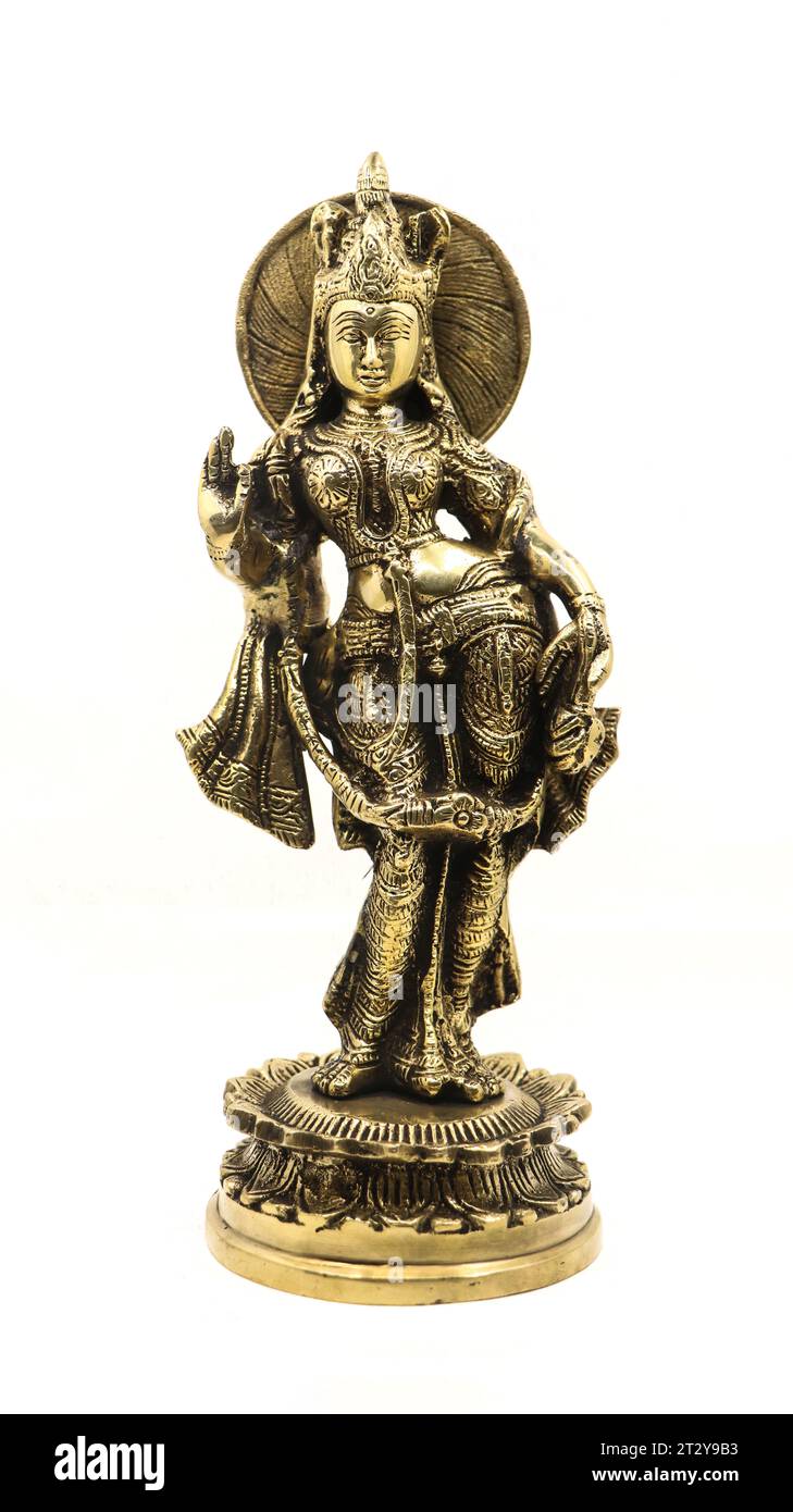 una scultura indiana in bronzo della regina indiana radha con decorazioni dettagliate, vista frontale isolata su uno sfondo bianco Foto Stock