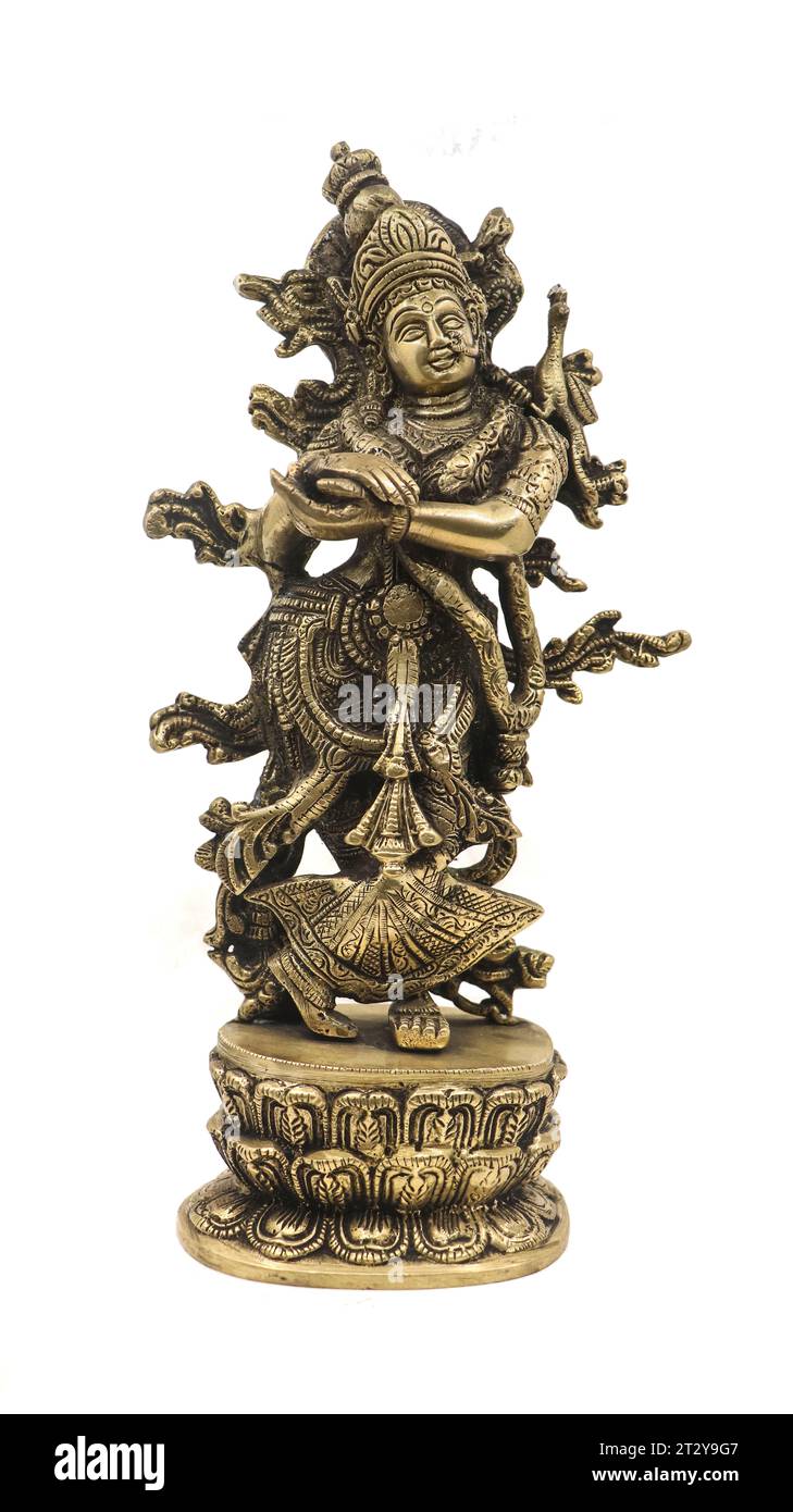 krishna, dio indù, statua in bronzo d'epoca, decorata e dettagliata, realizzata a mano, danzante nell'acqua e isolata su uno sfondo bianco Foto Stock