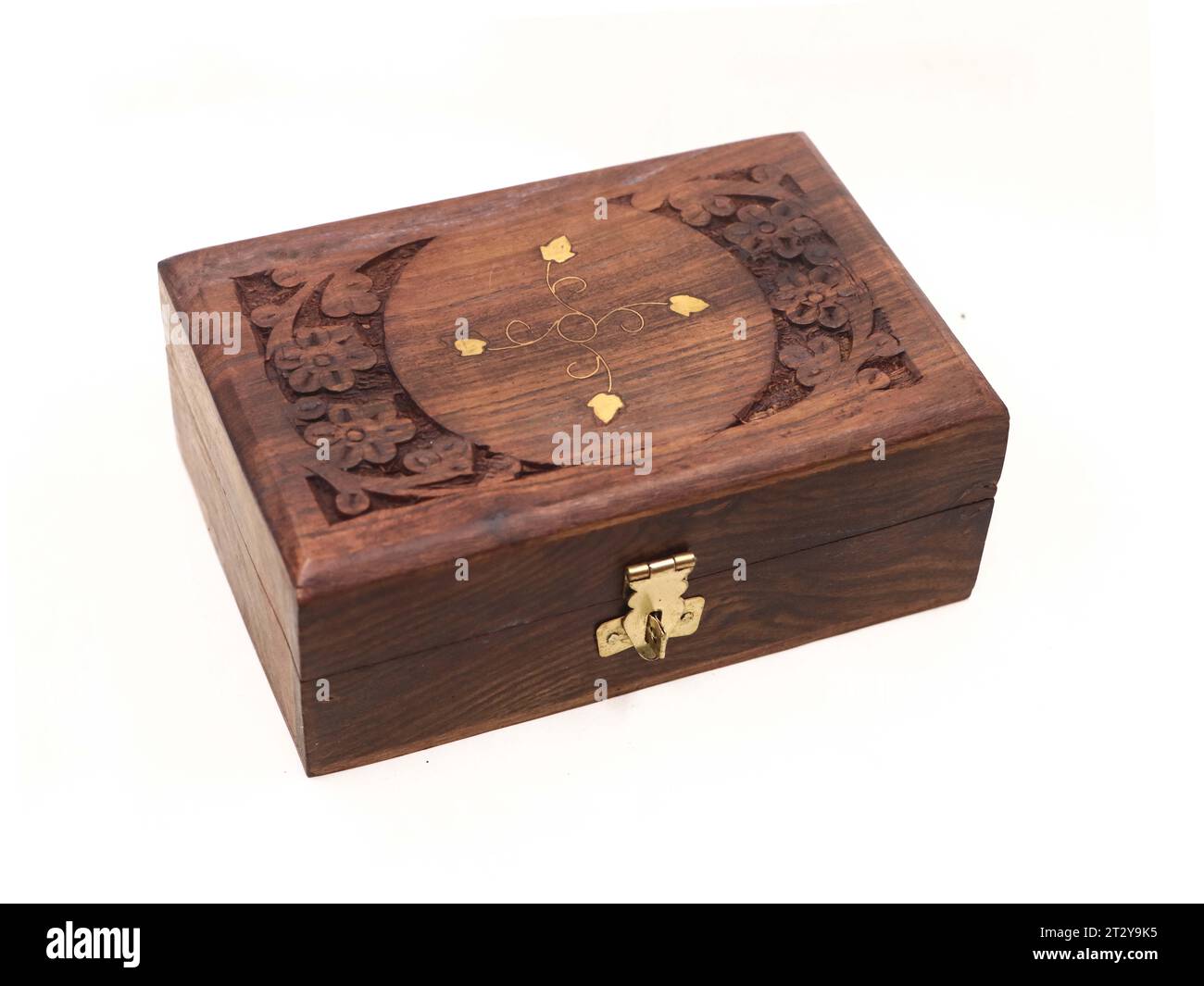 un'antica scatola di gioielli o uno scrigno, decorato con sculture in legno isolate su uno sfondo bianco Foto Stock