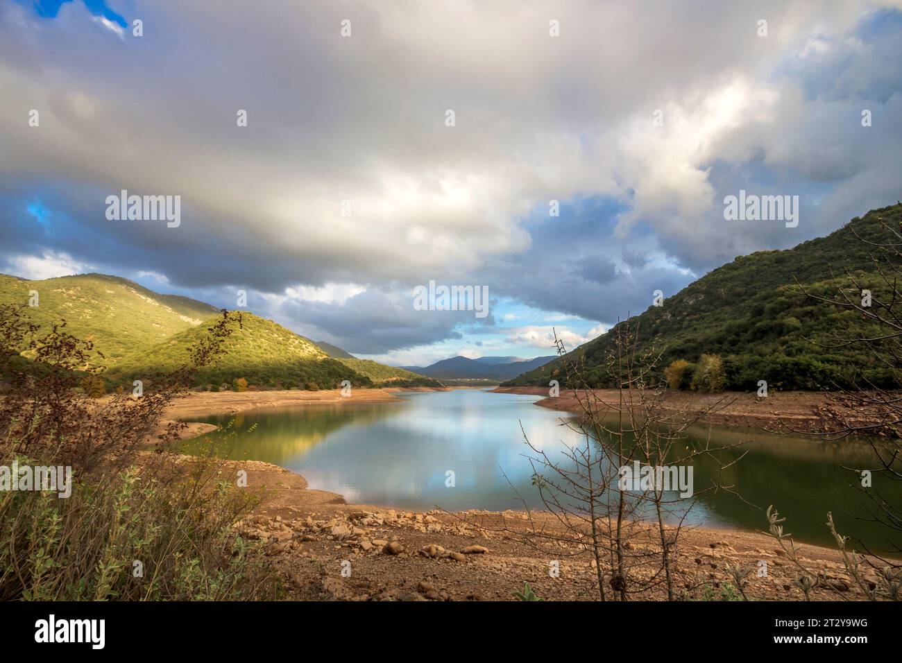 Lago Ladon, o Ladonas, un lago artificiale nato dopo la creazione di una diga idroelettrica nelle vicinanze, nella regione dell'Arcadia, Peloponneso, Grecia, Europa. Foto Stock