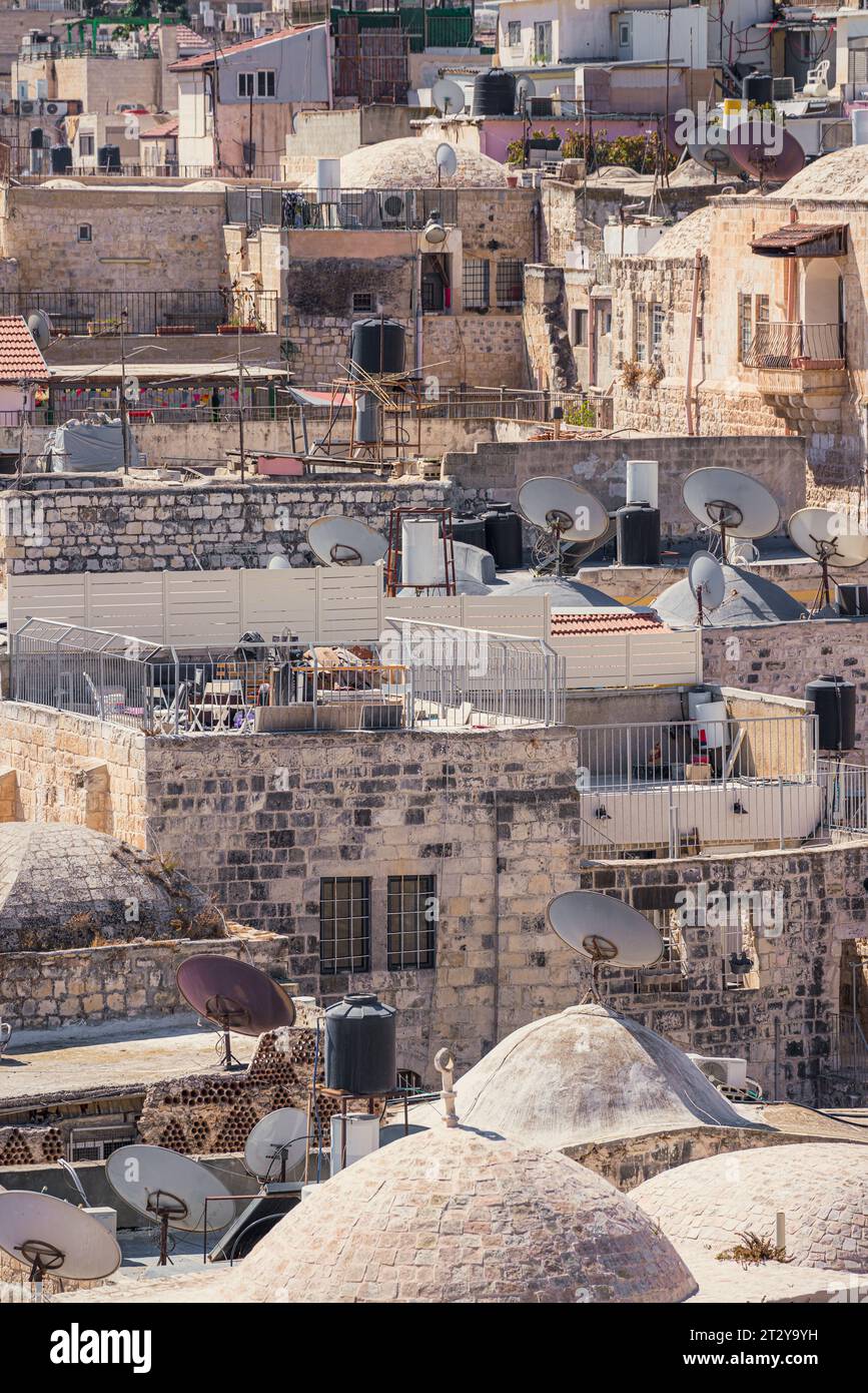 Tipica vista sui tetti di una città mediorientale Foto Stock