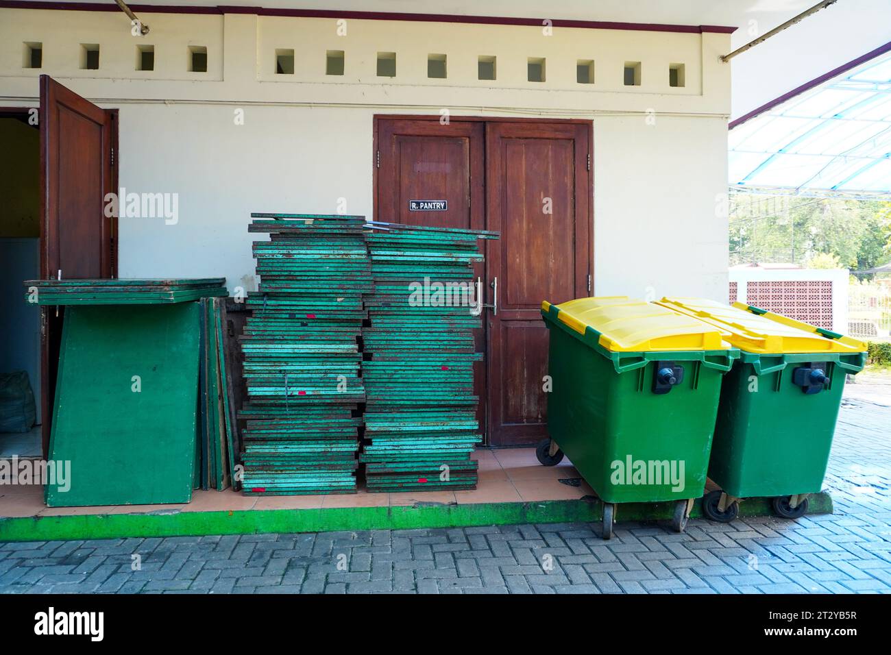 Stoccaggio all'aperto organizzato per pannelli e rifiuti di plastica vicino alla dispensa Foto Stock