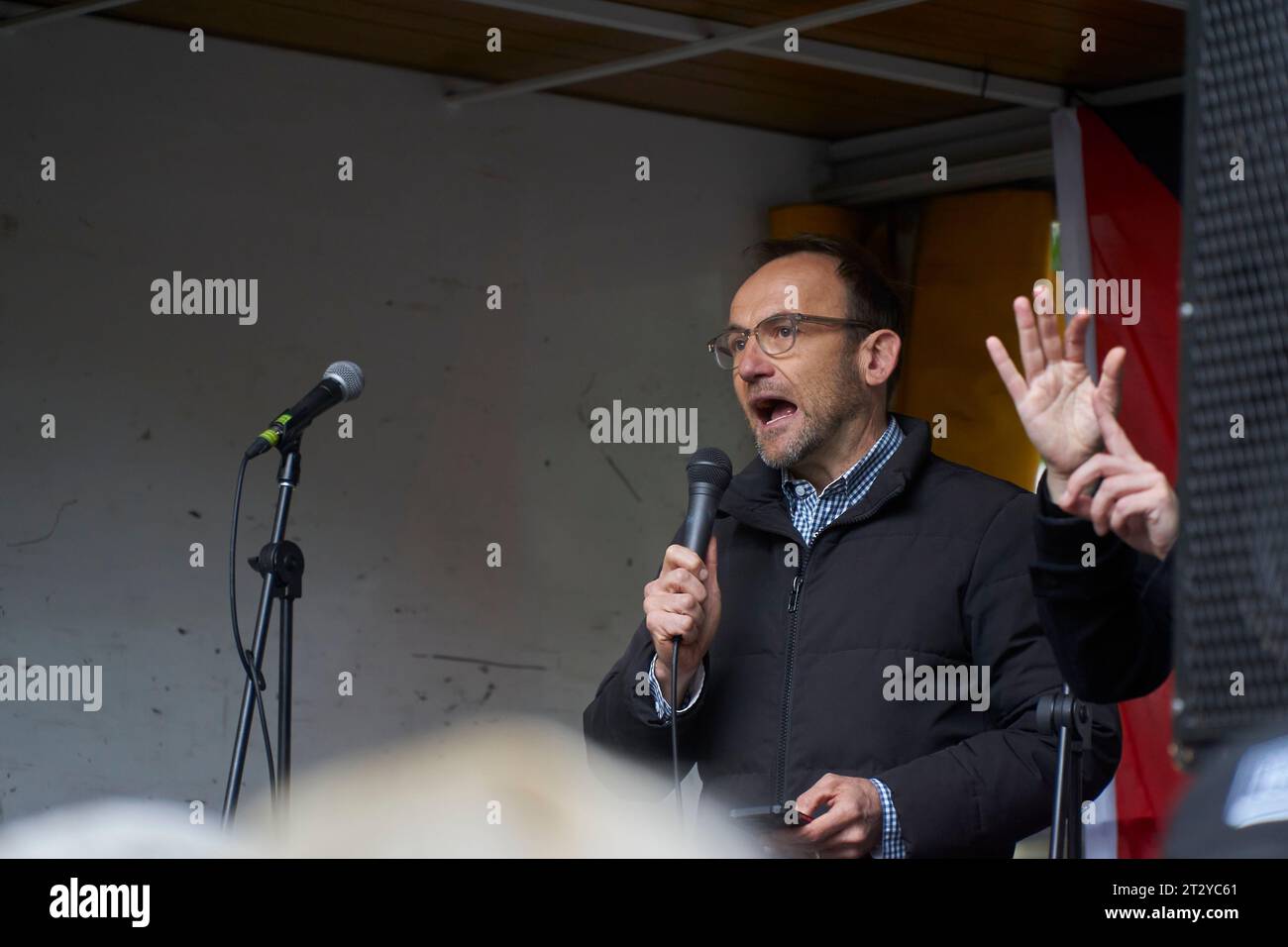 22 ottobre 2023 Melbourne Victoria Australia, Adam Brandt, leader dei Verdi australiani che parla al raduno Pro Palestine a cui partecipano migliaia di Credit PjHickox/Alamy Live news. Foto Stock