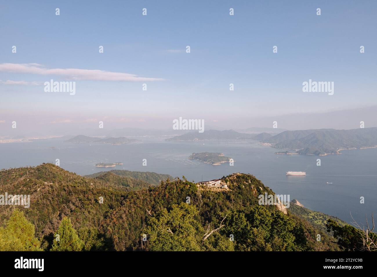 Vista dall'Osservatorio del Monte Misen sull'isola di Miyajima (Itsukushima), Giappone. Guardando ad est sulla Baia di Hiroshima. Foto Stock