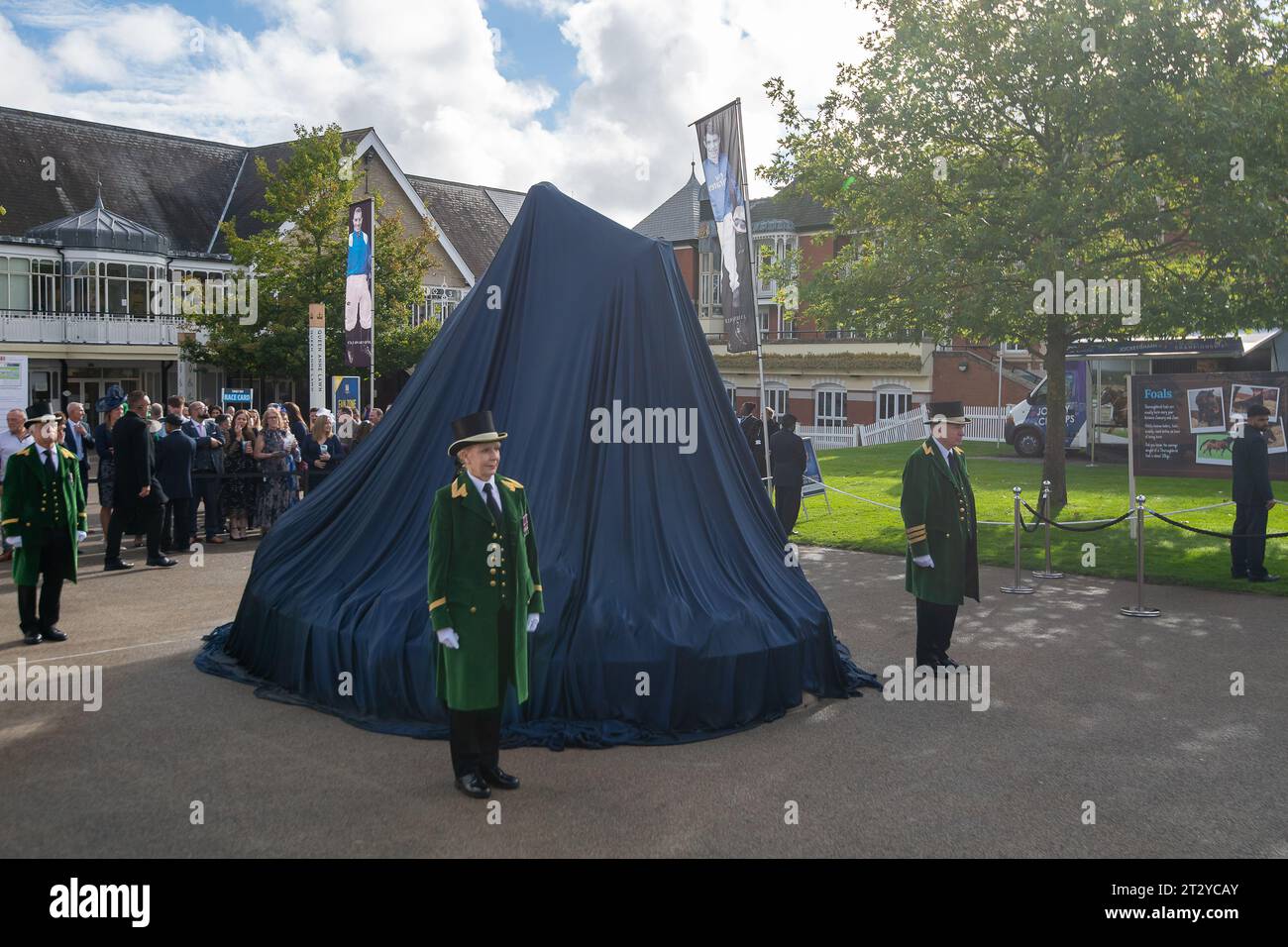 Ascot, Berkshire, Regno Unito. 21 ottobre 2023. Sua Maestà la Regina Camilla ha partecipato alla presentazione di una statua di fantino Frankie Dettori al QIPCO British Champions Day di oggi al corso di Ascot Recourse. La scultura è stata progettata dall'artista e scultore Tristram Lewis. Frankie Dettori ha detto: "Ascot è stato tutto per me - il mio primo vincitore del gruppo 1 quando avevo 19 anni - è dove tutto è iniziato e si conclude con nove Coppe d'Oro, sette King Georges, 81 vincitori al Royal Ascot e speriamo alcune vittorie di oggi". Credito: Maureen McLean/Alamy Live News Foto Stock