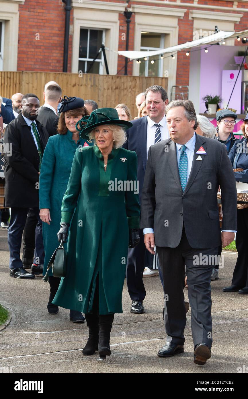 Ascot, Berkshire, Regno Unito. 21 ottobre 2023. Il rappresentante di sua Maestà, Sir Franics Brooke (L) accompagna sua Maestà la Regina Camilla alla presentazione di una statua di fantino Frankie Dettori al QIPCO British Champions Day oggi al corso di Ascot Recourse. La scultura è stata progettata dall'artista e scultore Tristram Lewis. Frankie Dettori ha detto: "Ascot è stato tutto per me - il mio primo vincitore del gruppo 1 quando avevo 19 anni - è dove tutto è iniziato e si conclude con nove Coppe d'Oro, sette King Georges, 81 vincitori al Royal Ascot e speriamo alcune vittorie di oggi". Credito: Maureen McLean/Alamy Live News Foto Stock