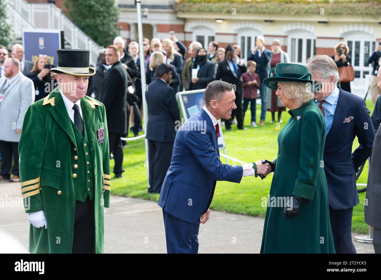 Ascot, Berkshire, Regno Unito. 21 ottobre 2023. Sua Maestà la Regina Camilla ha partecipato alla presentazione di una statua di fantino Frankie Dettori al QIPCO British Champions Day di oggi al corso di Ascot Recourse. La scultura è stata progettata dall'artista e scultore Tristram Lewis. Frankie Dettori ha detto: "Ascot è stato tutto per me - il mio primo vincitore del gruppo 1 quando avevo 19 anni - è dove tutto è iniziato e si conclude con nove Coppe d'Oro, sette King Georges, 81 vincitori al Royal Ascot e speriamo alcune vittorie di oggi". Credito: Maureen McLean/Alamy Live News Foto Stock