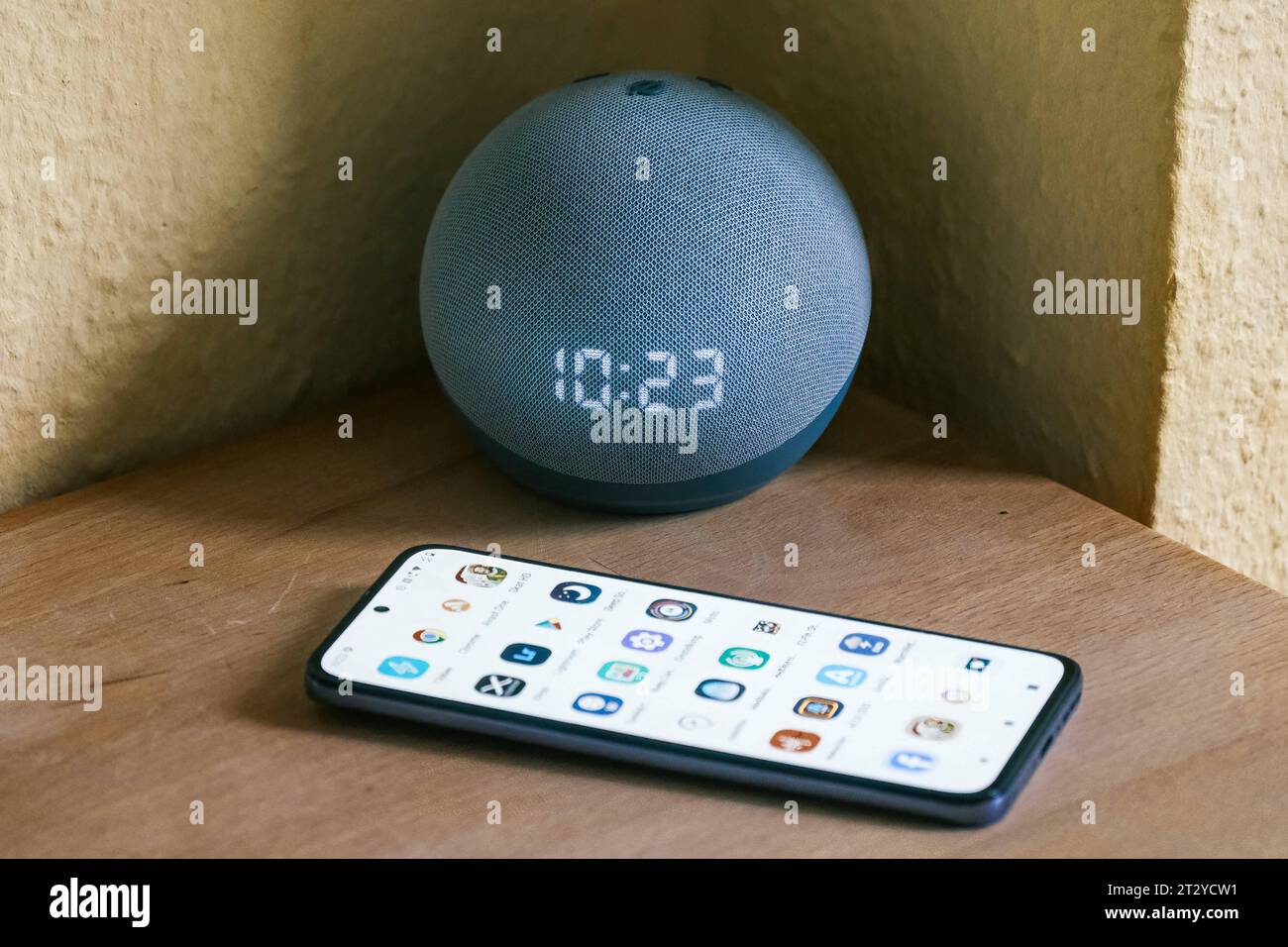 Düsseldorf 22.10.2023 Amazon prime Alexa Echo Dot intelligenter più intelligente Lautsprecher Sprachsteuerung Raumüberwachung Datenschutzmassnahmen cloudbasierter Sprachdienst Lauschangriff Homeoffice Spionagesoftware Sprachassistent Wanzen Überwachungssoftware smartphone Android Handy Düsseldorf Nordrhein-Westfalen Deutschland *** Dusseldorf 22 10 2023 altoparlante intelligente Amazon prime Alexa Echo Dot la sorveglianza della privacy della sala di controllo vocale misura il servizio vocale basato su cloud intercettando il software spia dell'ufficio domestico il software di sorveglianza bug dell'assistente vocale telefono cellulare Android Dusseldorf N. Foto Stock