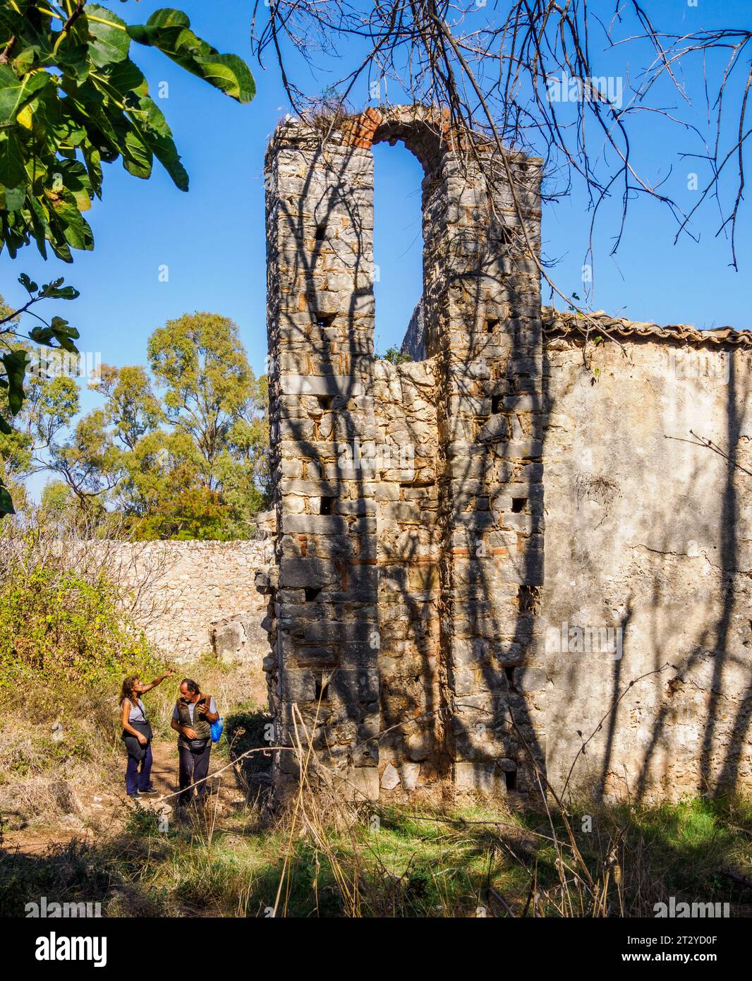 Gli storici esaminano l'ingresso alle rovine del monastero di Agia Ekaterina sull'isola di Nissos sulla costa nord-orientale delle Isole Ionie di Corfù Foto Stock