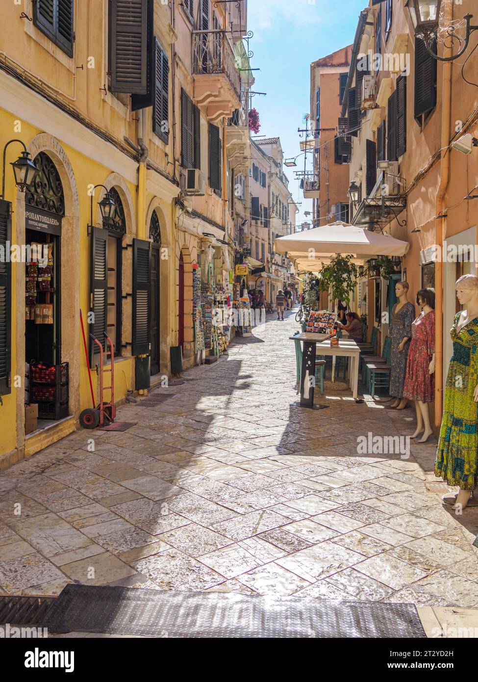 Strade di negozi nella vibrante città bizantina di Kerkira o Corfù città capitale dell'isola di Corfù, nelle Isole Ionie della Grecia Foto Stock