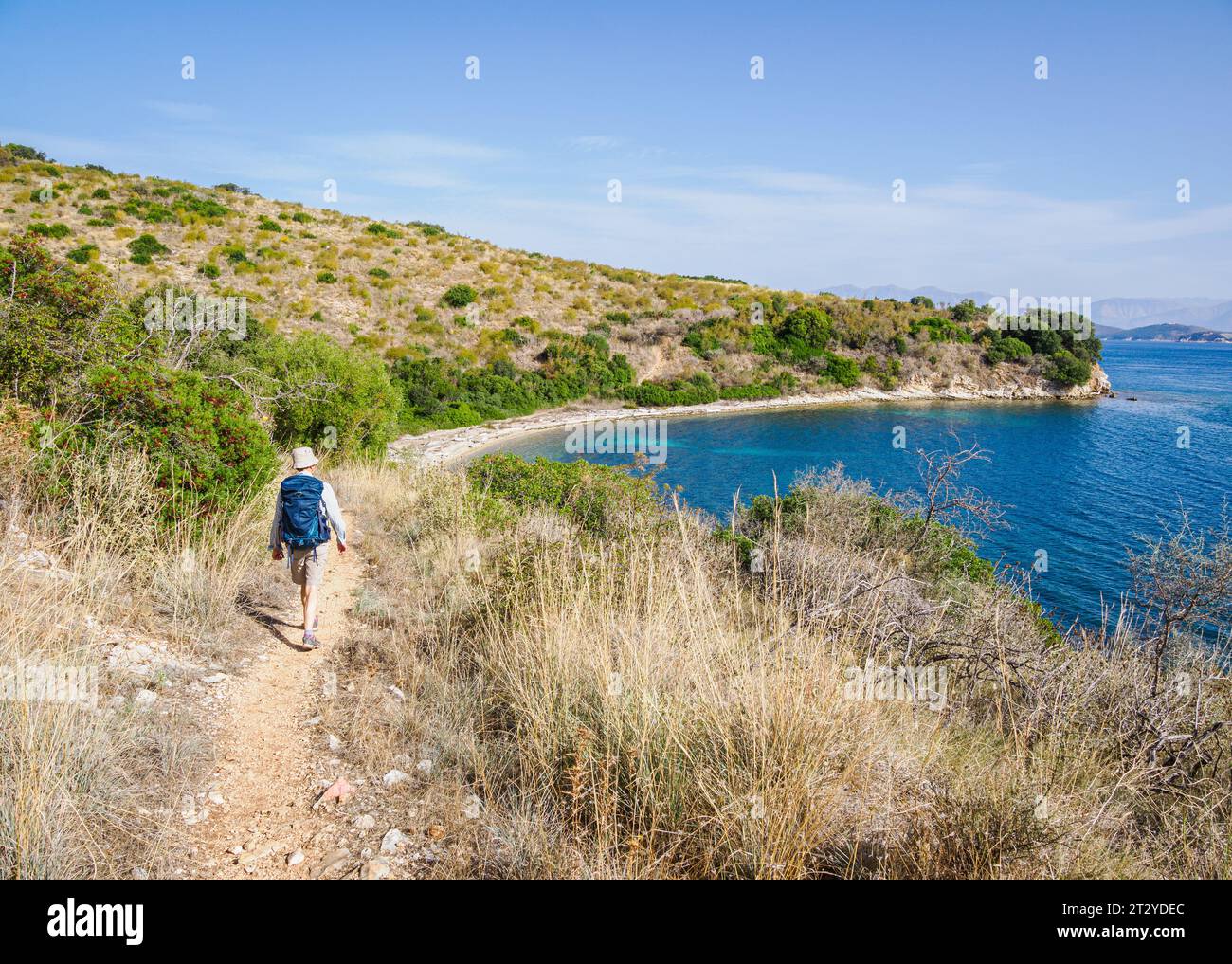 Camminando lungo tranquille baie e insenature della costa nord-orientale di Corfù, nelle Isole Ionie della Grecia Foto Stock