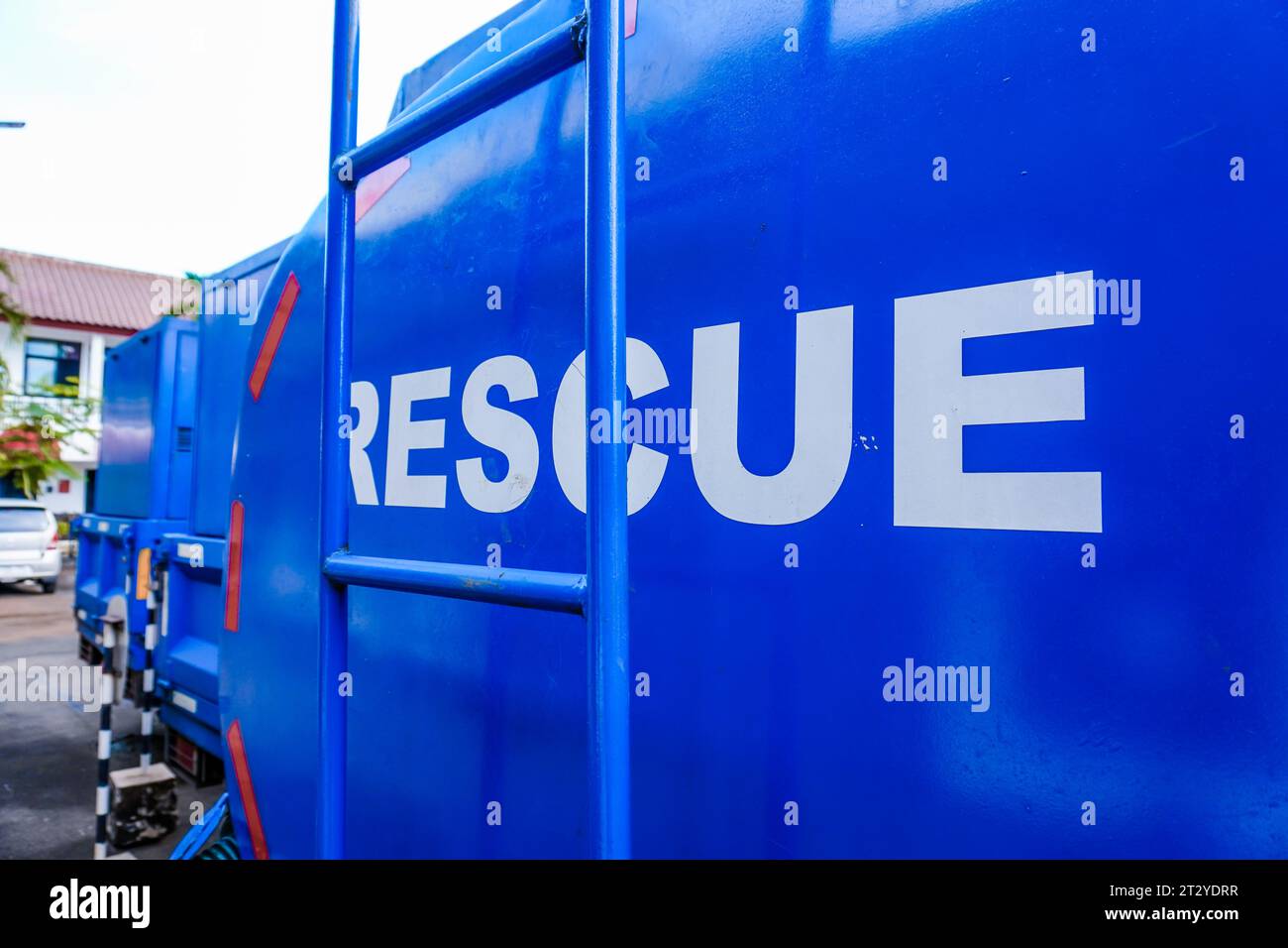 Attenzione selettiva alla parola "salvataggio" sul retro di un veicolo con serbatoio d'acqua blu Foto Stock