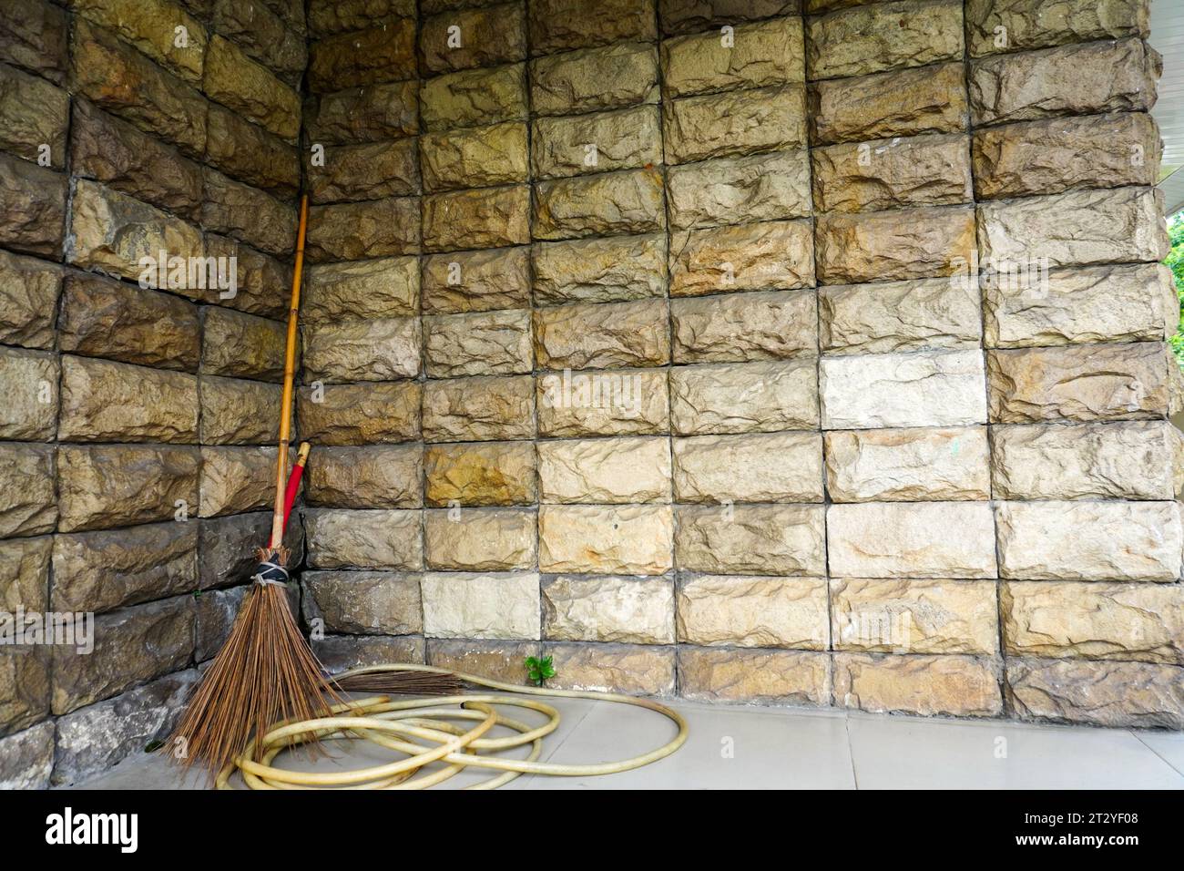 Cattura dettagliata della struttura architettonica a forma di cerchio sul pavimento della fontana deserta e secca Foto Stock