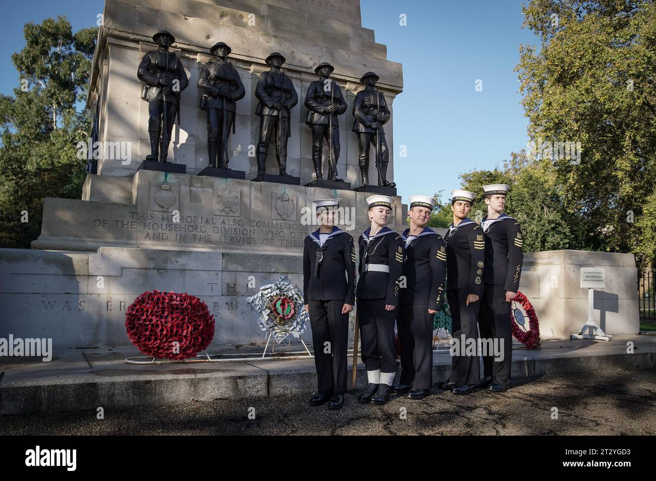 Londra, Regno Unito. 22 ottobre 2023. I cadetti marini si mettono in posa per le foto del monumento alla guerra nella Horse Guards Parade prima di marciare per l'annuale Trafalgar Day Parade. Centinaia di cadetti e altri servizi personali assistono alla parata in occasione dell'anniversario della battaglia di Trafalgar. Il 21 ottobre 1805 l'ammiraglio Lord Nelson sconfisse le flotte francesi e spagnole di Capo Trafalgar nel sud-ovest della Spagna e perse la vita nella battaglia. Crediti: Guy Corbishley/Alamy Live News Foto Stock