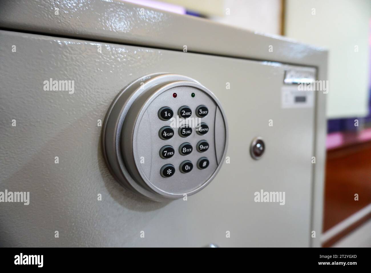 Attenzione selettiva alla tastiera bianca della cassetta di sicurezza in una stanza Foto Stock