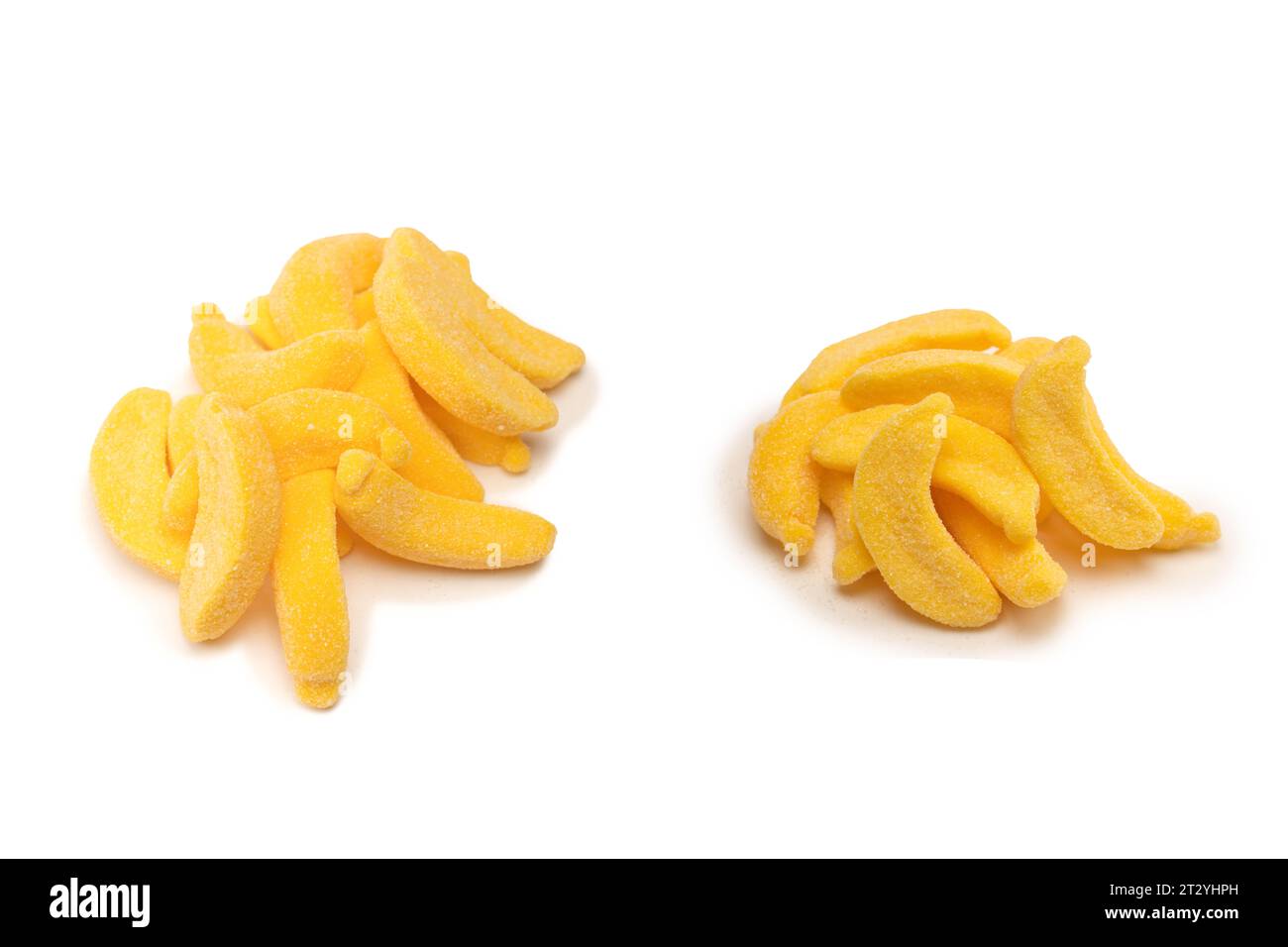 Succosa caramelle colorate gelatina banana isolato su bianco. Caramelle gommosi. Foto Stock