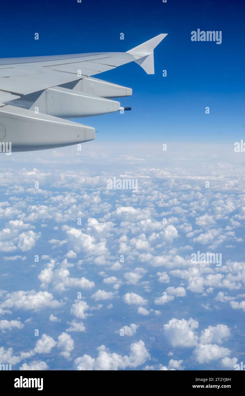 Volare in alto nel cielo. Jet Aircraft Wing Above the Clouds Foto Stock