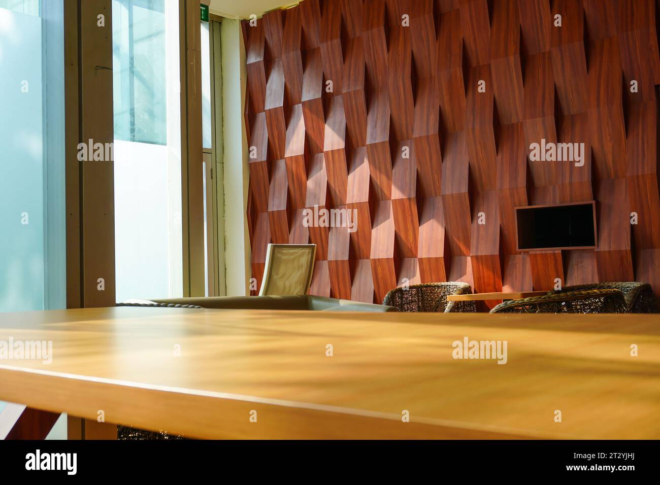 Rilassante atmosfera interna adornata da artistici ornamenti in legno e luce naturale del sole che si riversa attraverso la finestra Foto Stock