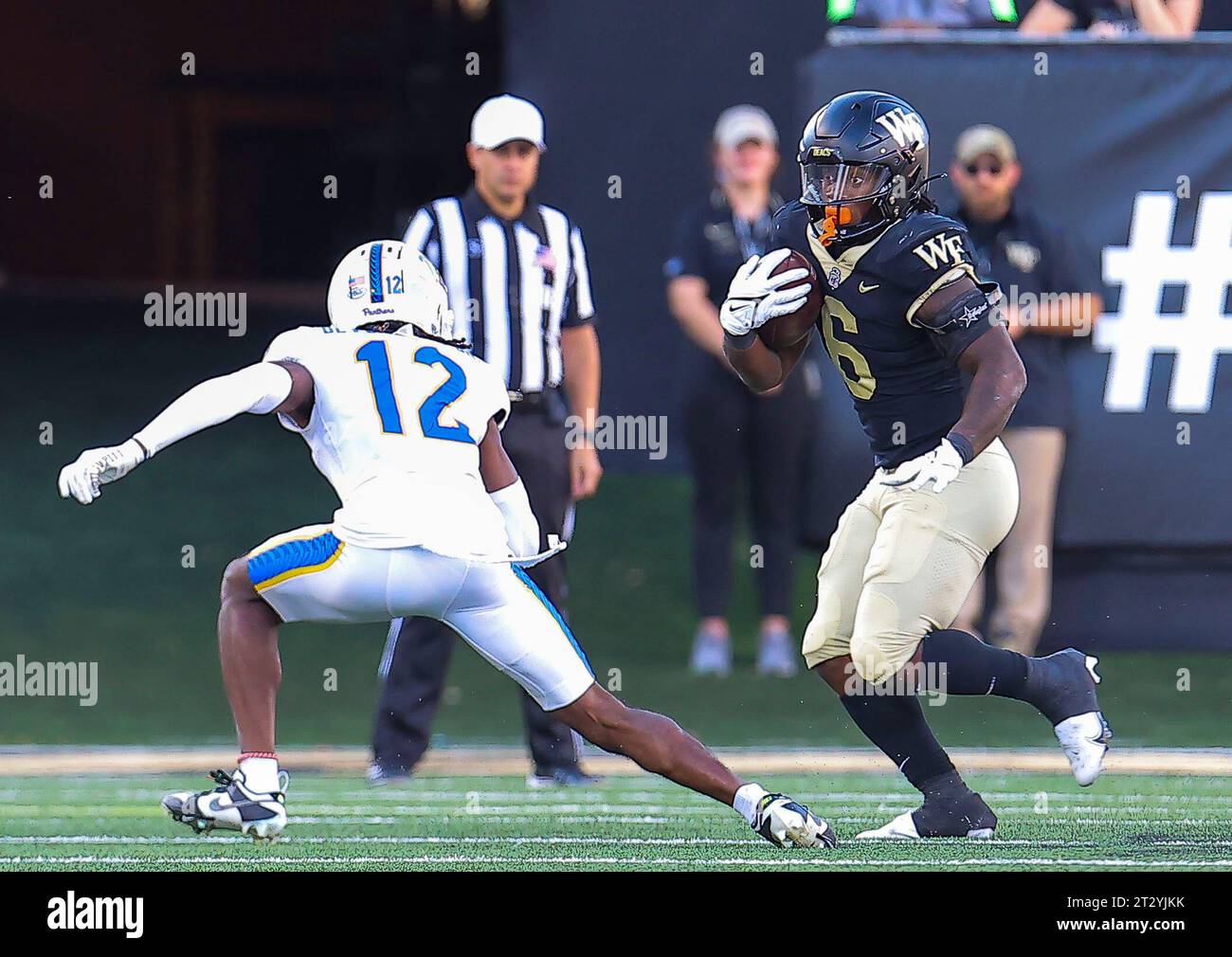 21 ottobre 2023: Wake Forest Junior Justice Ellison (6) corre la palla mentre il senior M.J. Devonshire (12) di Pittsburgh cerca di fare tackle. Partita di football NCAA tra l'Università di Pittsburgh e la Wake Forest University, all'Allegacy Federal Credit Union Stadium, Winston Salem, North Carolina. David Beach/CSM Foto Stock