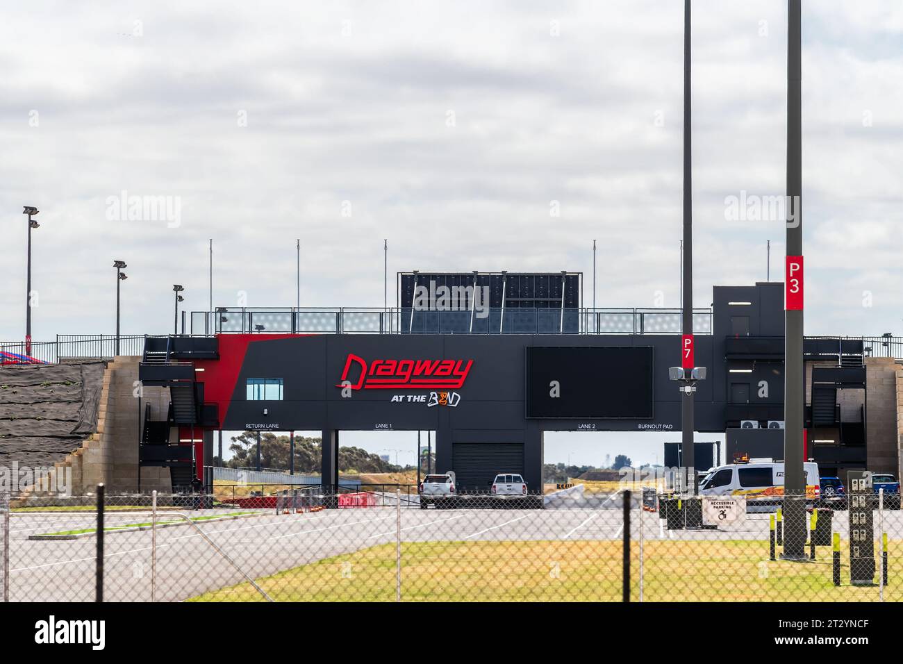 Tailem Bend, Australia meridionale - 13 ottobre 2023: Nuovo ingresso della Dragway presso il Shell V-Power Motorsport Park con nuovi cartelli in una giornata luminosa Foto Stock