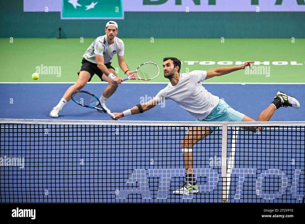 Yuki Bhambri (a destra), India, e Julian Cash, Gran Bretagna nella finale di doppio maschile durante il torneo di tennis Nordic Open alla Royal Tennis Hall. Stoccolma, Svezia, 22 ottobre 2023. Foto: Anders Wiklund / TT / code 10040 Foto Stock