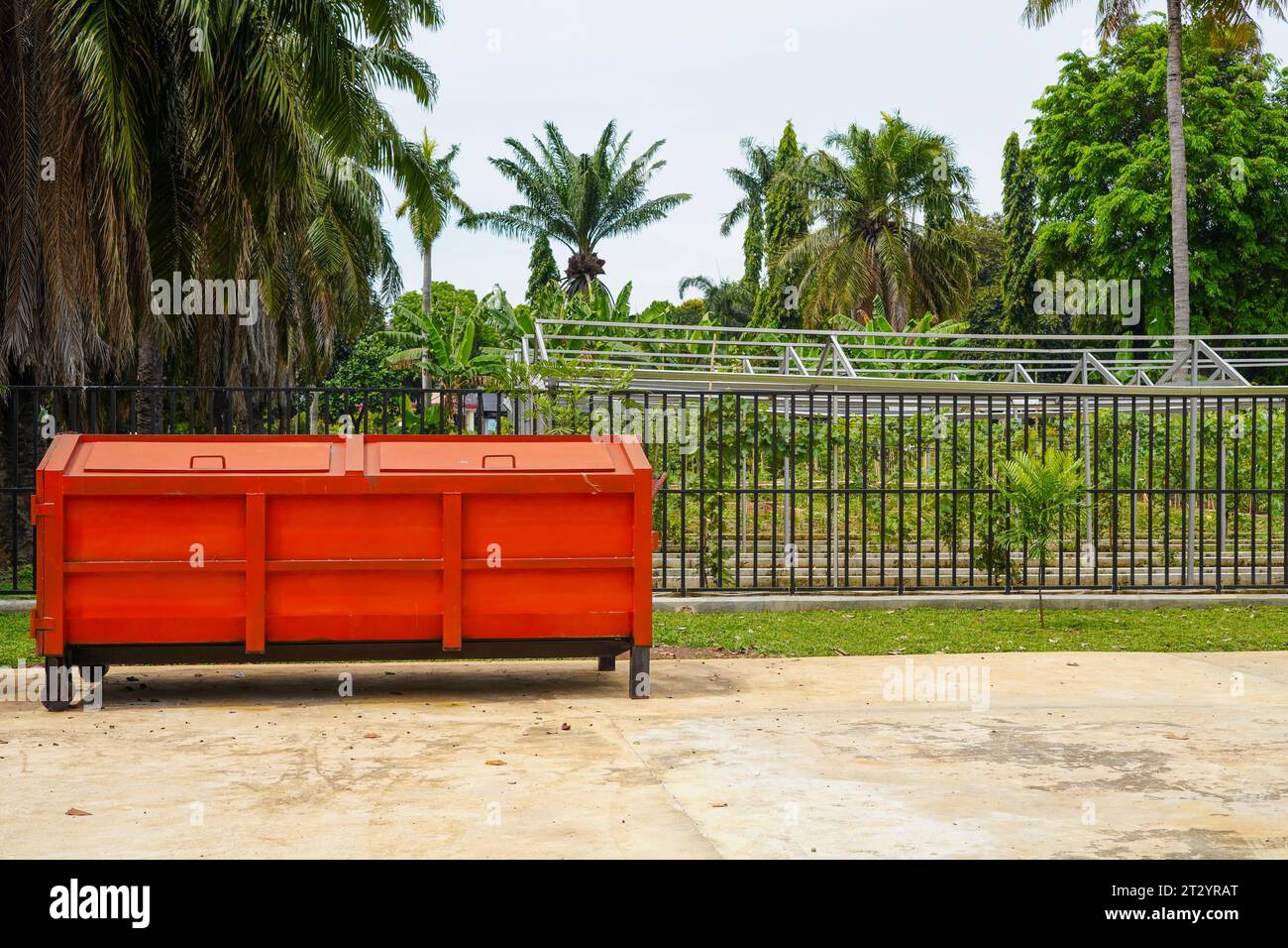 Cestino pubblico in ferro di colore arancione con spazio di copia composizione per il testo Foto Stock