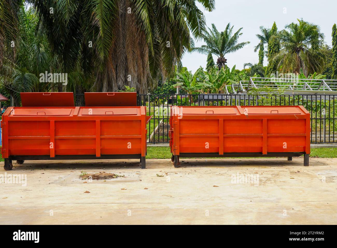 Cestino pubblico in ferro di colore arancione con spazio di copia composizione per il testo Foto Stock