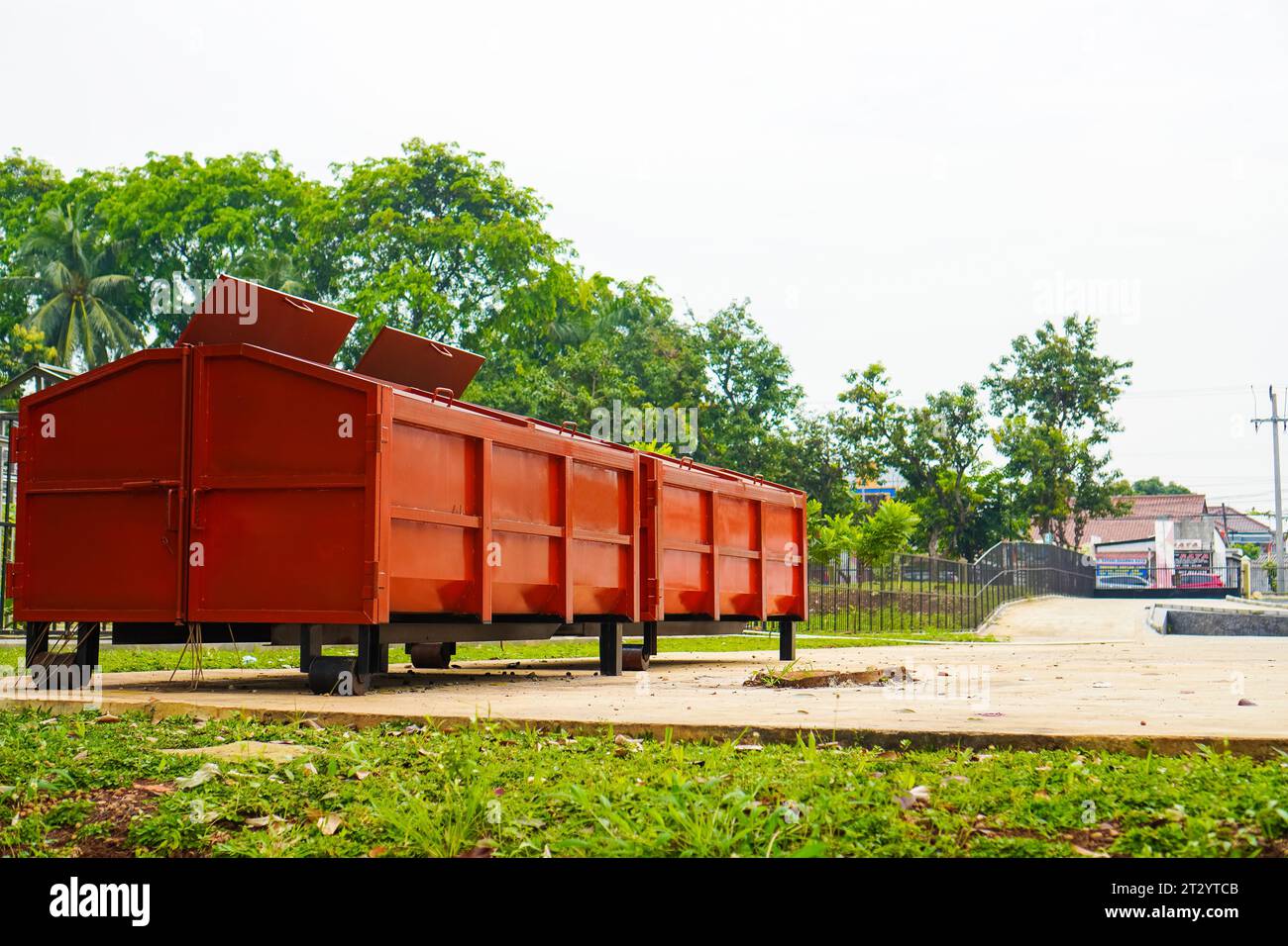 Cestino pubblico in ferro di colore arancione con spazio di copia composizione per il testo Foto Stock