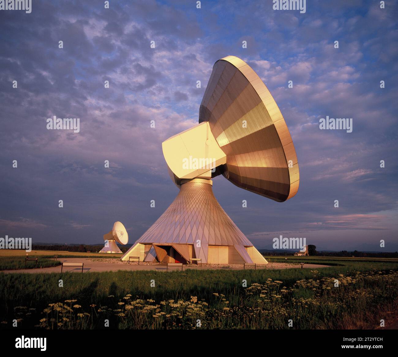 Germania. Baviera. Stazione di terra Raising. Piastre di tracciamento satellitare. Foto Stock