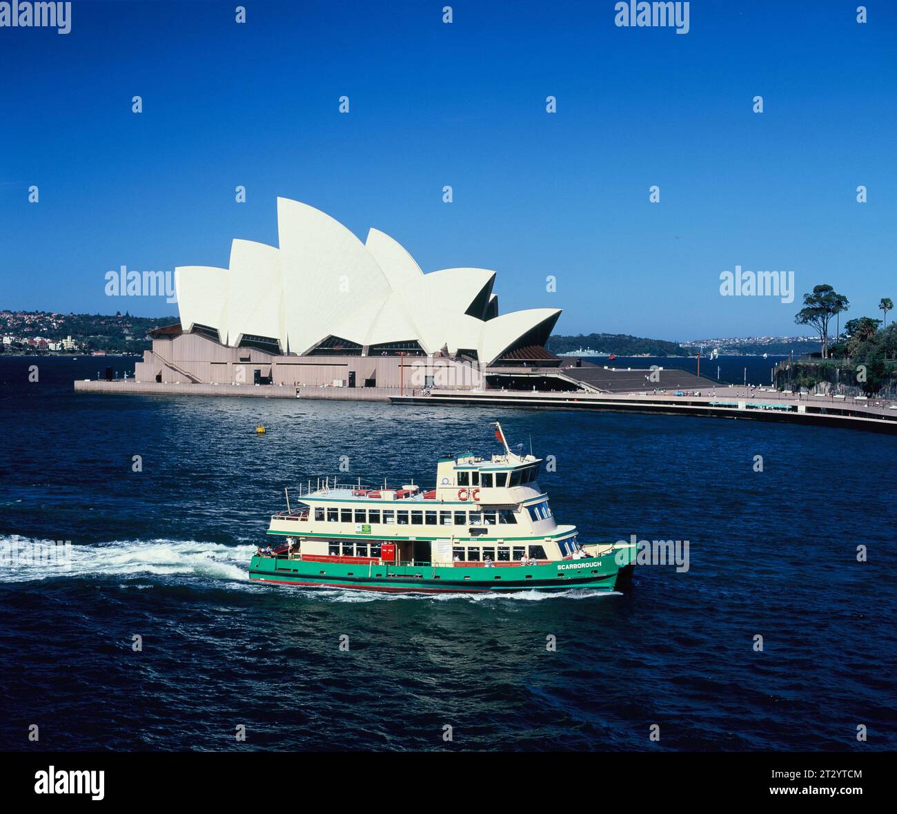 Australia. Sydney Opera House con traghetto di passaggio. Foto Stock
