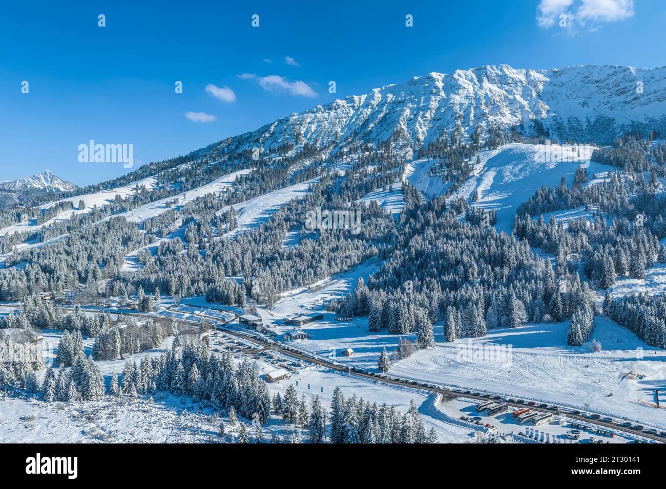 Vista aerea della regione degli sport invernali di Oberjoch nell'alto Allgaeu in una giornata di sole in inverno Foto Stock