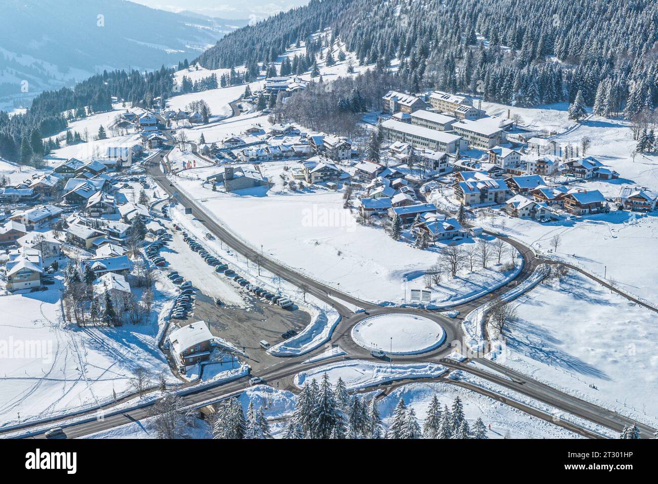 Vista aerea della regione degli sport invernali di Oberjoch nell'alto Allgaeu in una giornata di sole in inverno Foto Stock