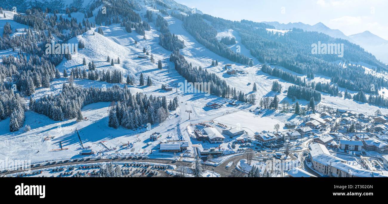 Vista aerea della regione degli sport invernali di Oberjoch nell'alto Allgaeu in una giornata di sole in inverno Foto Stock