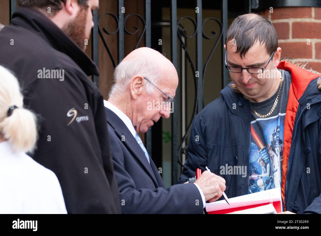 Bobby Charlton firma autografi alla targa Duncan Edwards inaugurata il 1 ottobre 2016 Foto Stock Bobby Charlton firma autografi alla targa Duncan Edwards inaugurata il 1 ottobre 2016 Foto Stock