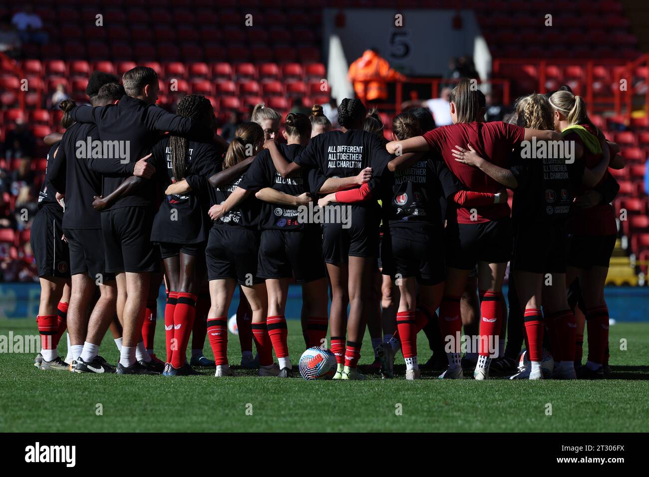 Londra, Regno Unito. 22 ottobre 2023. I giocatori del Charlton Athletic si formano un huddle durante la partita di calcio del Barclays fa Womens Championship tra il Charlton Athletic e il Crystal Palace al Valley di Londra, Inghilterra. (James Whitehead/SPP) credito: SPP Sport Press Photo. /Alamy Live News Foto Stock